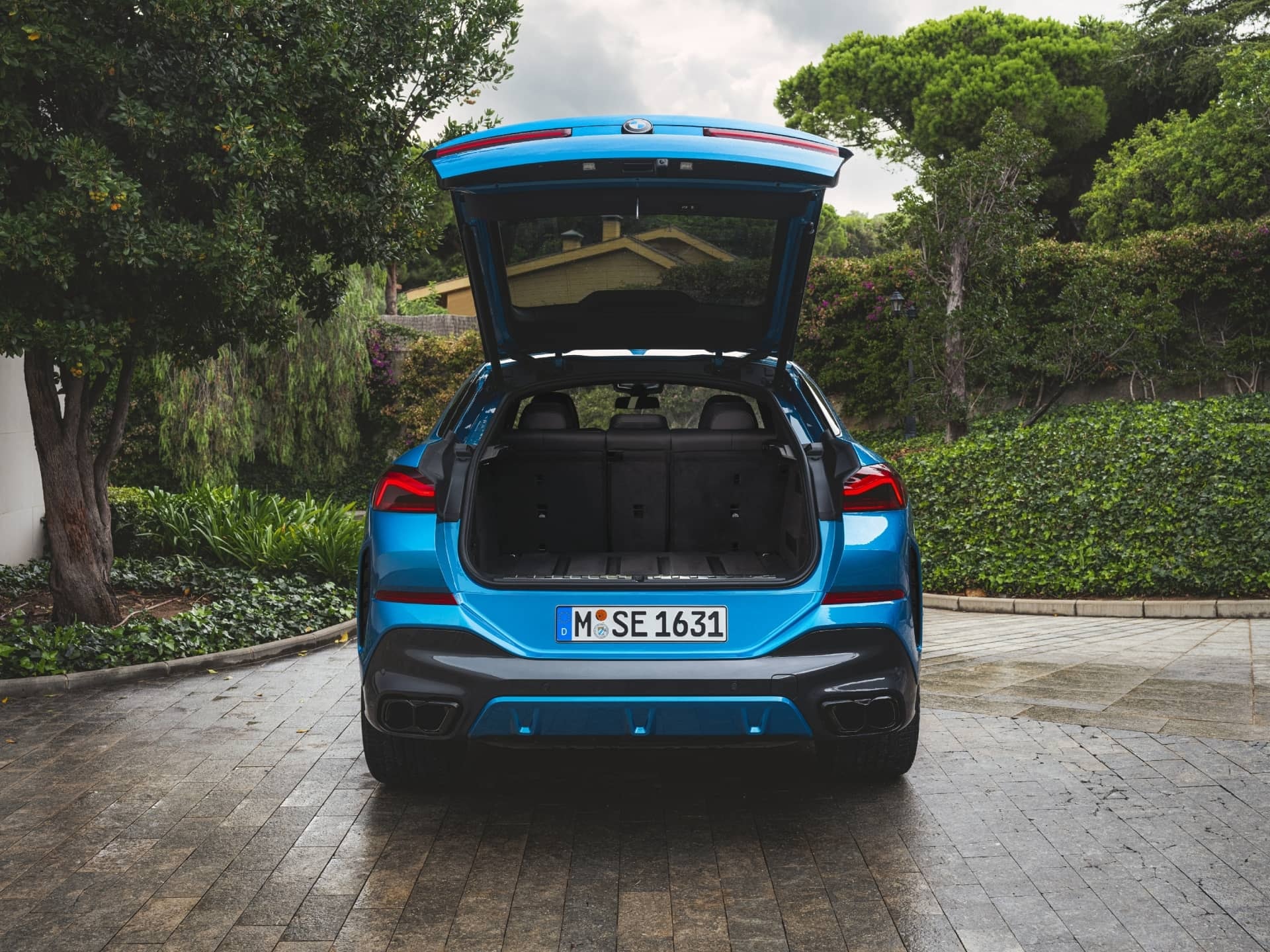 Imagen duplicada: Vista trasera del BMW X6 con maletero abierto mostrando espacio de carga.