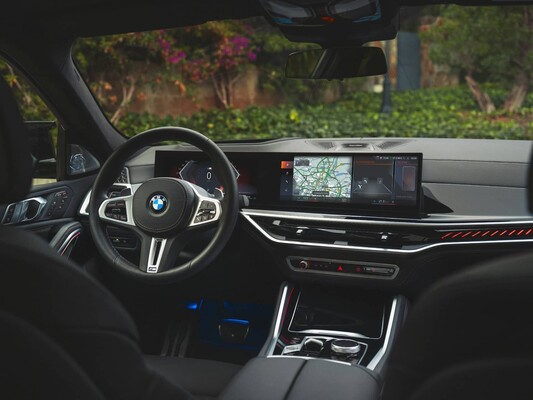 Detalle de la consola central e instrumentación del interior del BMW X6. Detalle de la consola central e instrumentación del interior del BMW X6.