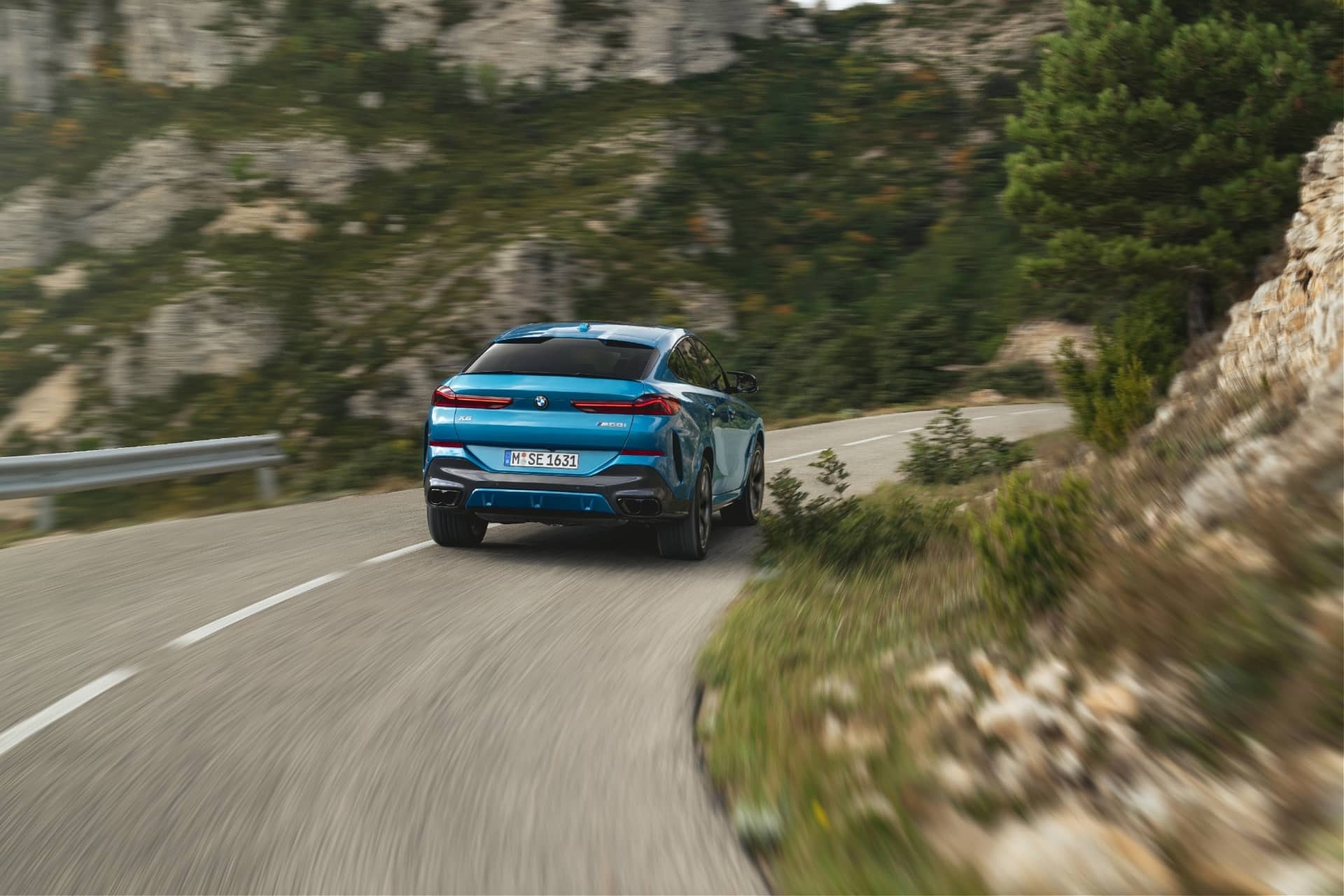 Vista dinámica del BMW X6 mostrando su ágil perfil trasero y lateral.