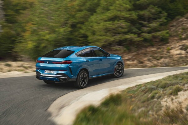 Imagen del BMW X6 en movimiento, destacando su diseño lateral deportivo. Imagen del BMW X6 en movimiento, destacando su diseño lateral deportivo.