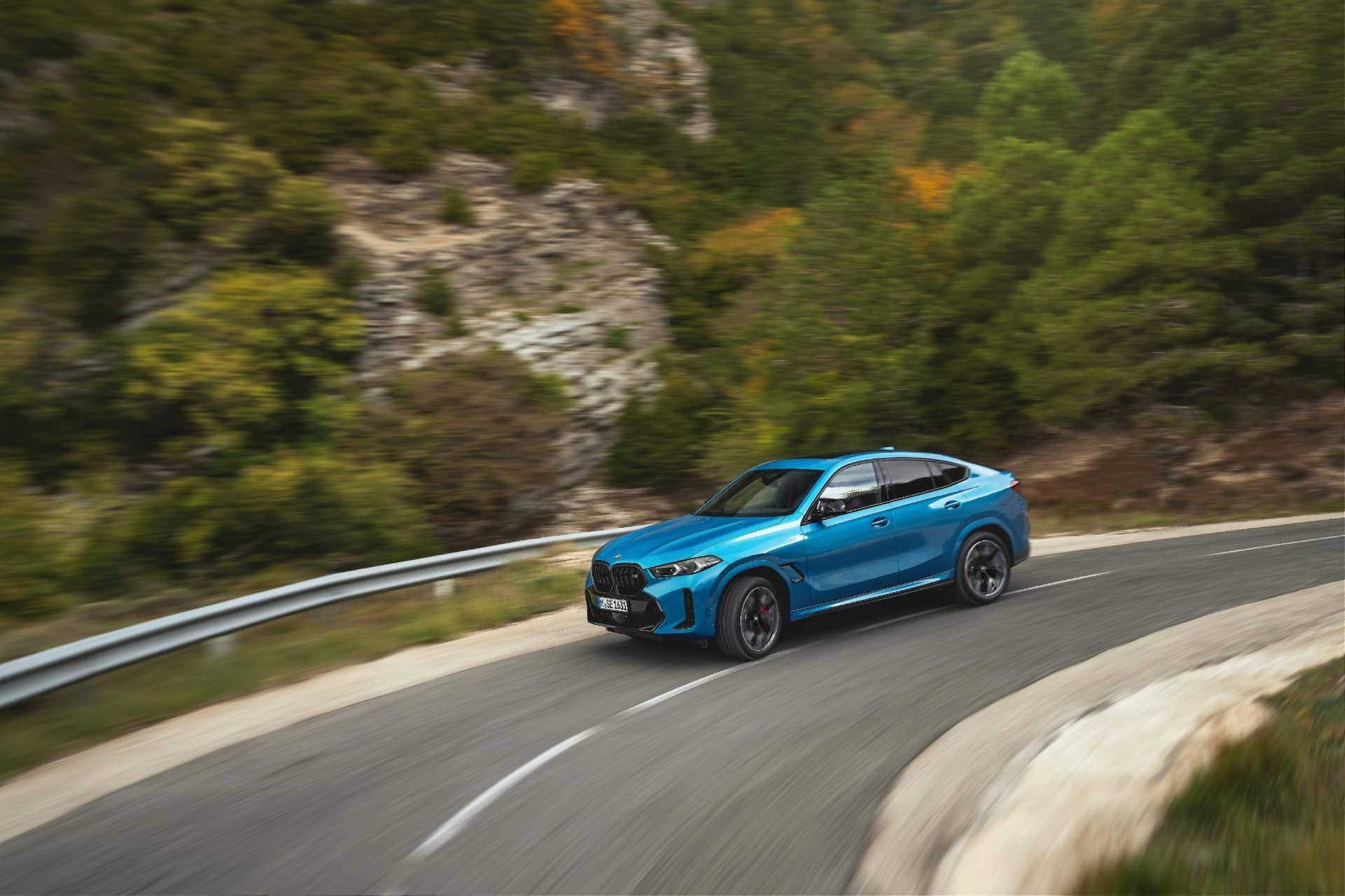 Perfil lateral y línea de techo del BMW X6 con las montañas de fondo