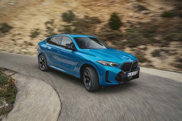 El BMW X6 se muestra en su esplendor, enfatizando su perfil lateral en curva El BMW X6 se muestra en su esplendor, enfatizando su perfil lateral en curva