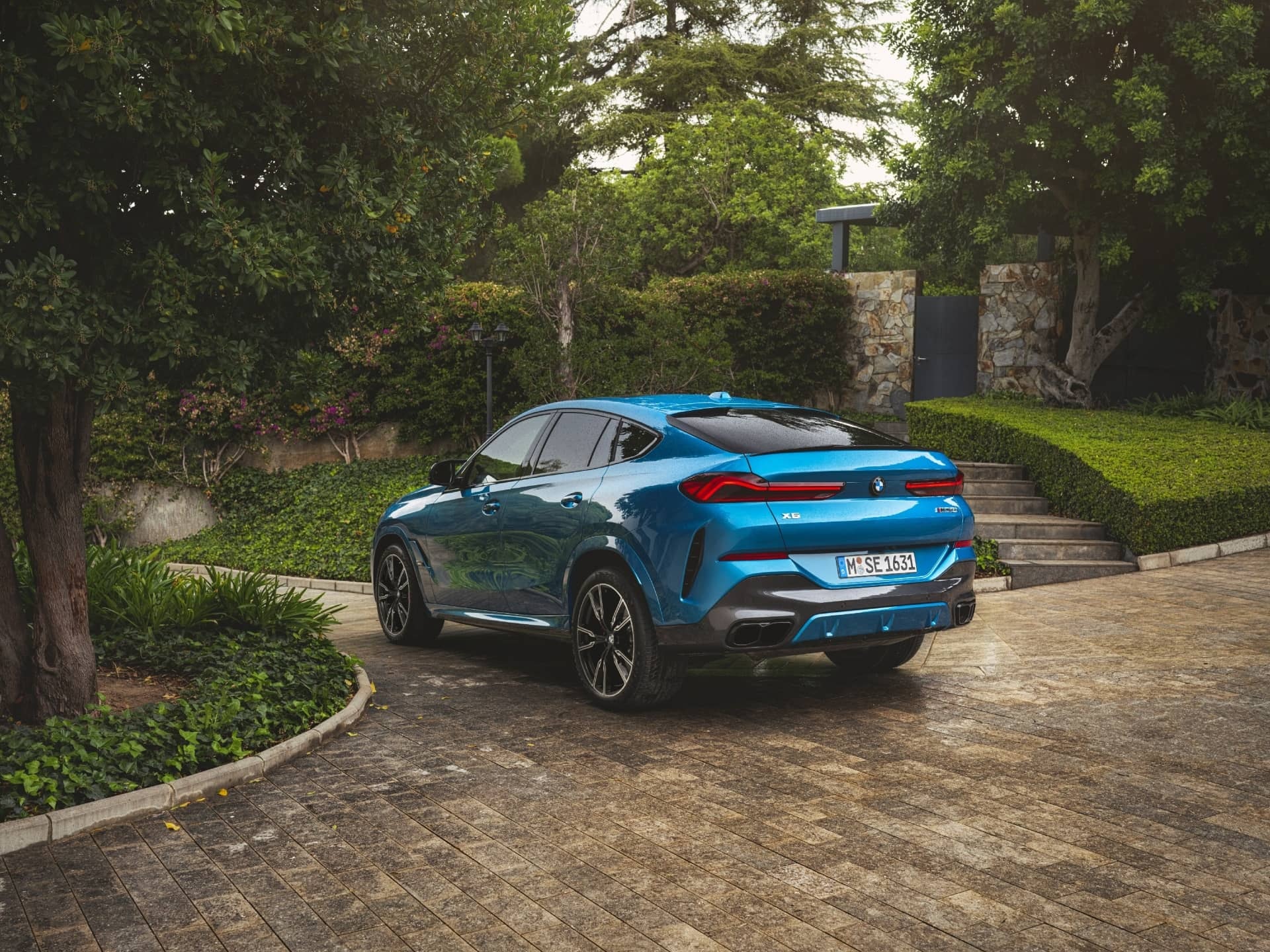 Vista trasera lateral del BMW X6, destacando su diseño deportivo y robusto.