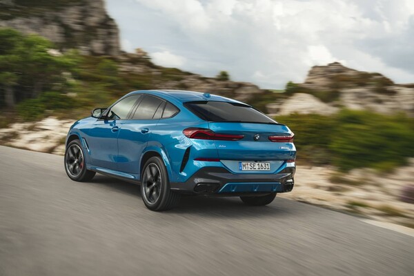 La elegancia del BMW X6 complementa la belleza del paisaje montañoso. La elegancia del BMW X6 complementa la belleza del paisaje montañoso.