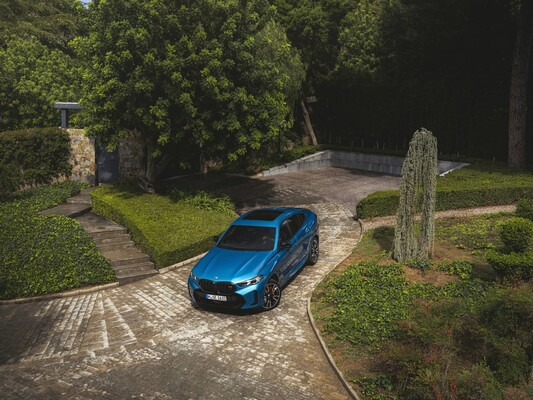 Perfil del BMW X6 resalta su diseño deportivo y llantas distintivas. Perfil del BMW X6 resalta su diseño deportivo y llantas distintivas.