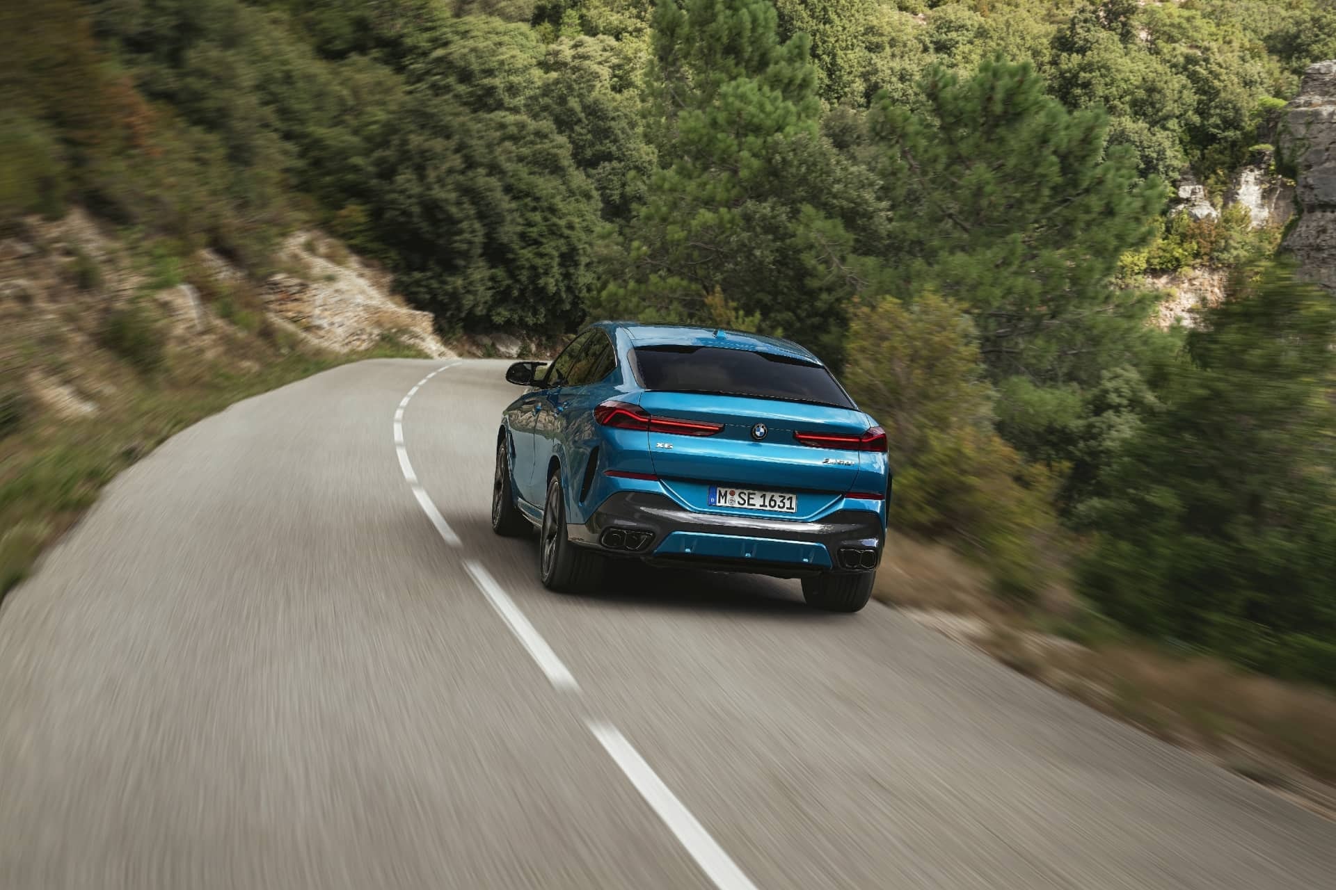 Vista trasera del X6 reflejando su potencia y estabilidad en curva.