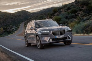 BMW X7 en movimiento mostrando su lado delantero y lateral. BMW X7 en movimiento mostrando su lado delantero y lateral.