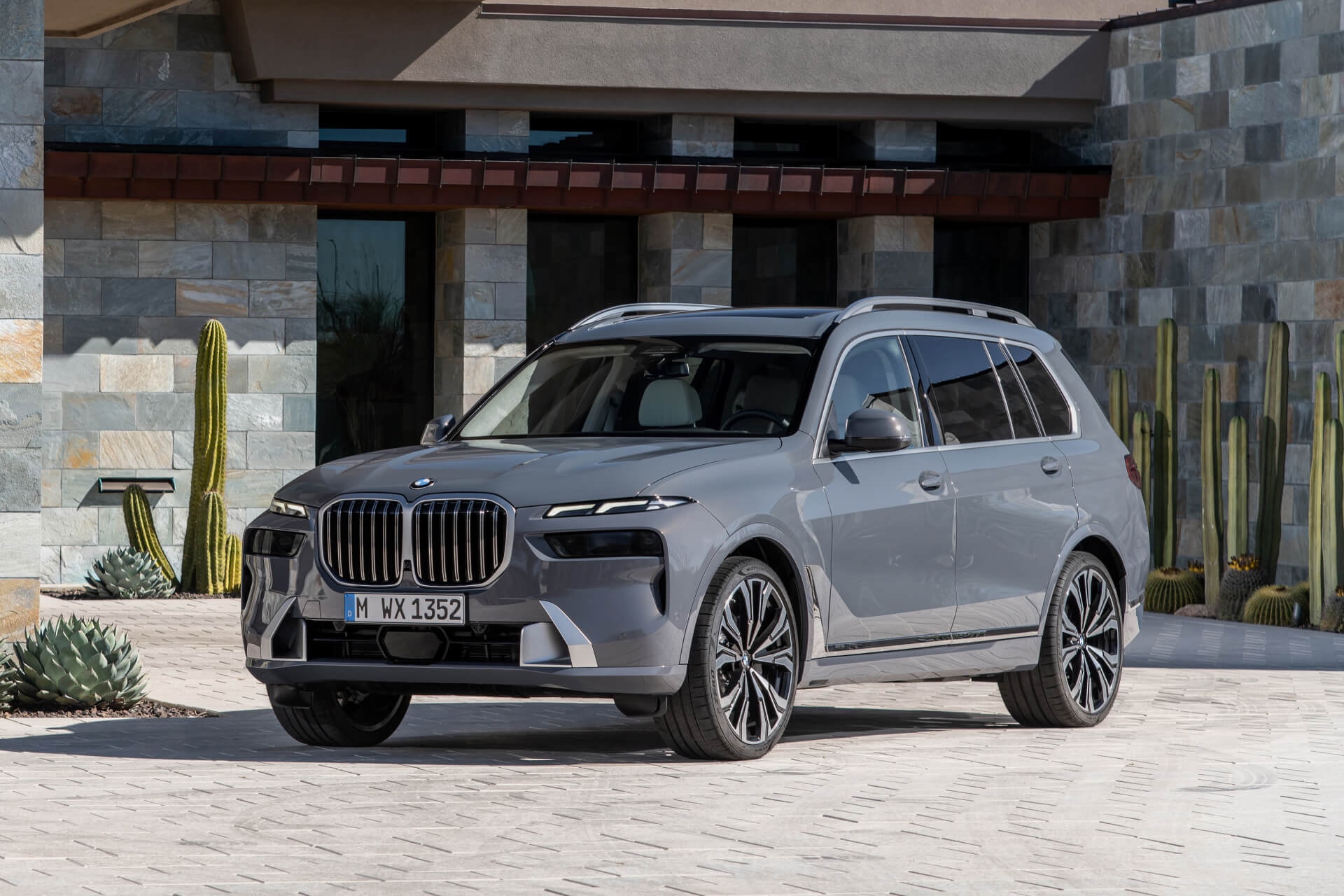 Perfil del BMW X7 con la línea del techo y el diseño de las ventanas.