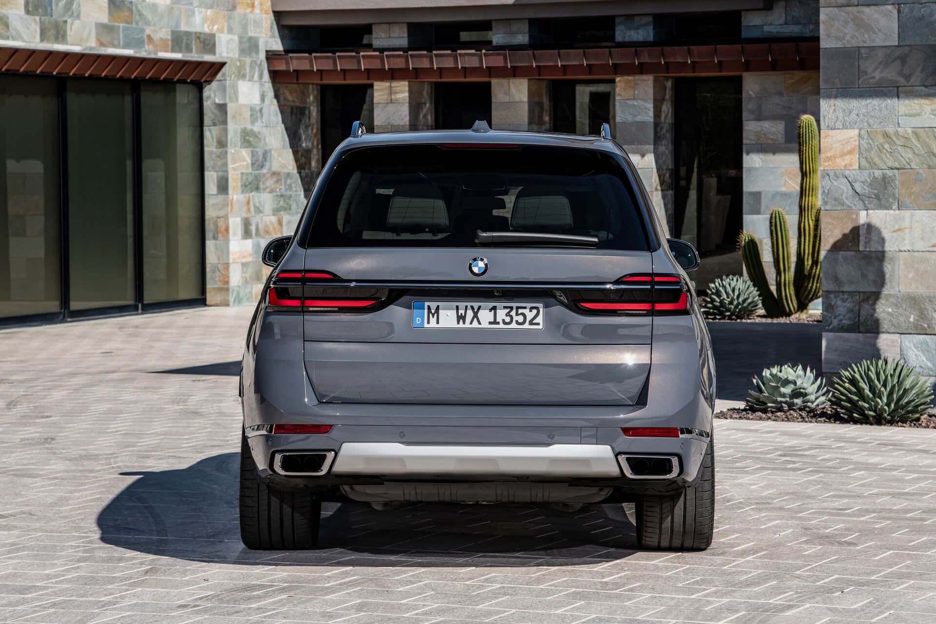 Trasera del BMW X7, con sus distintivas luces y doble salida de escape.