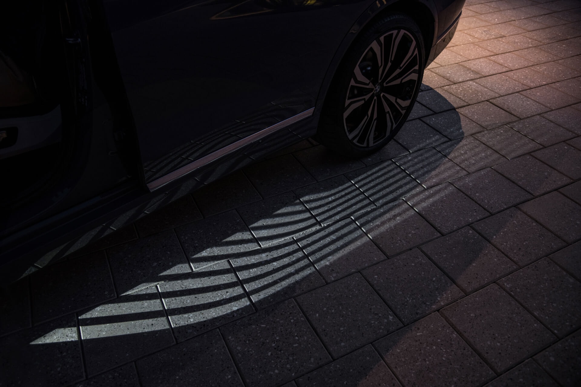 Proyección del logotipo de BMW en el suelo, detalle sofisticado.