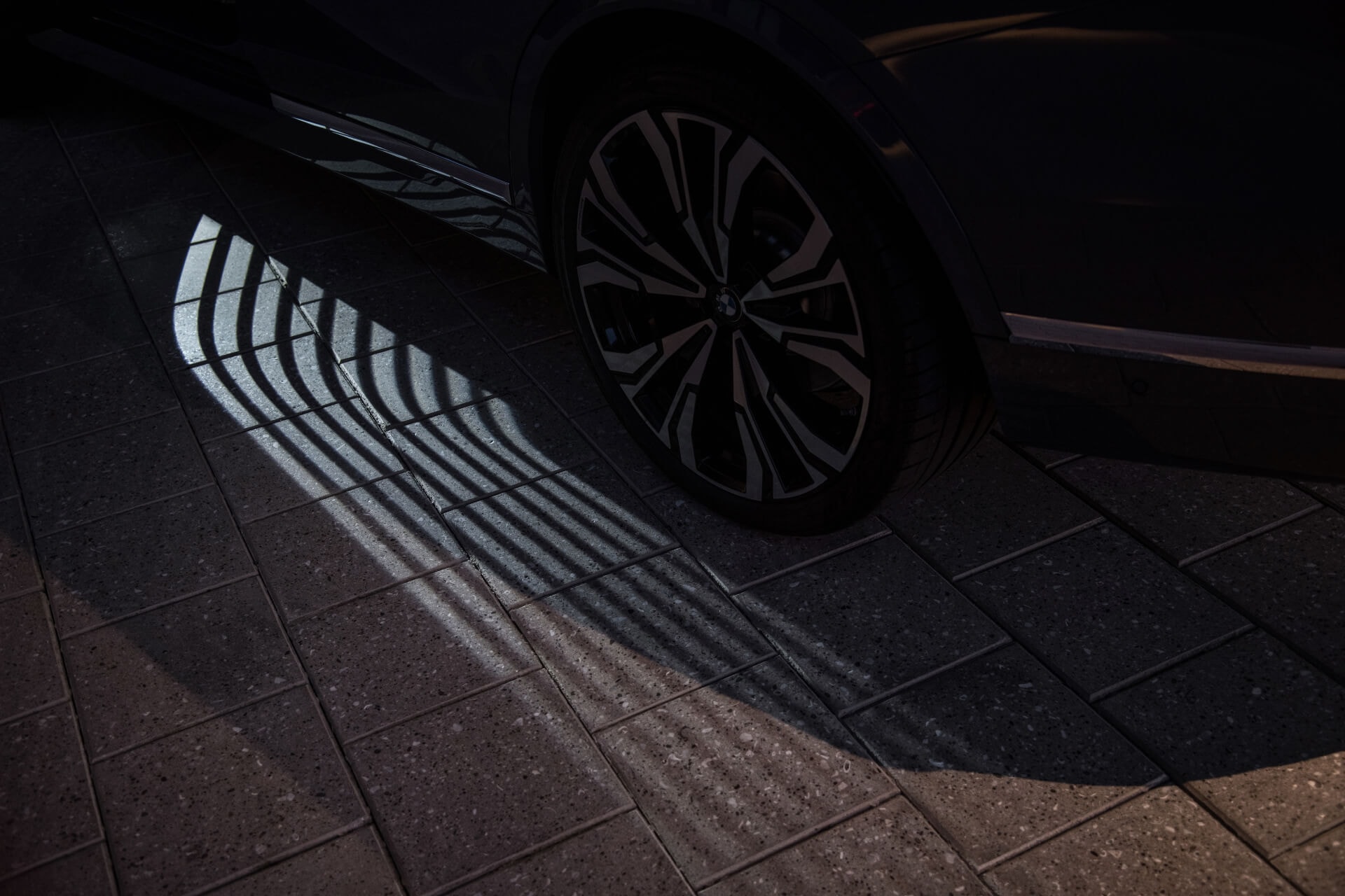 Huellas de luz proyectadas, marca distintiva de bienvenida del BMW X7.