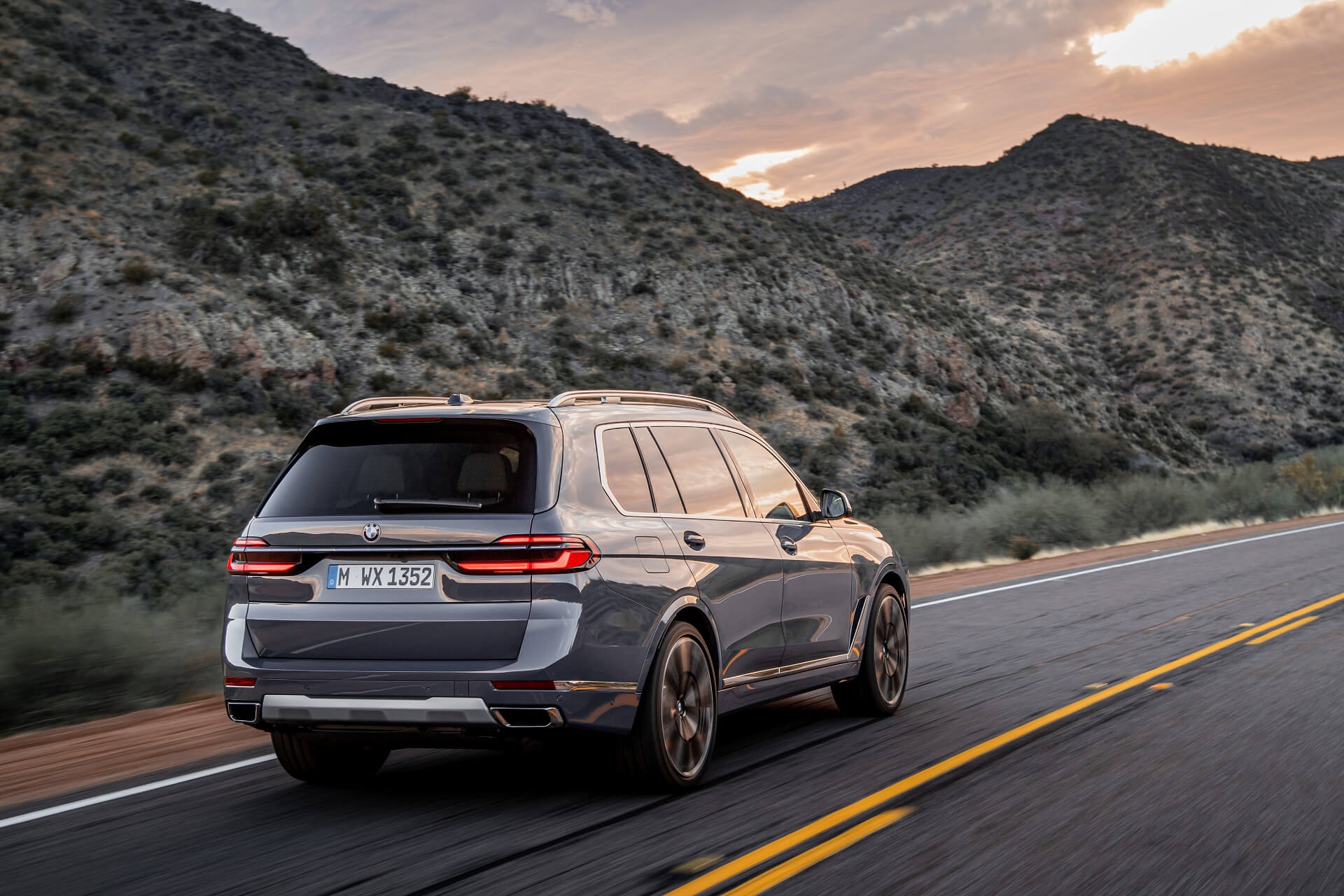 Trasera del BMW X7 enfoque en diseño de luces y líneas deportivas.