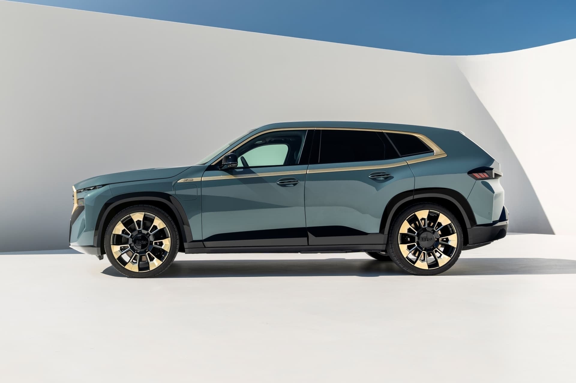 BMW XM revela una silueta lateral que combina lujo y deportividad.