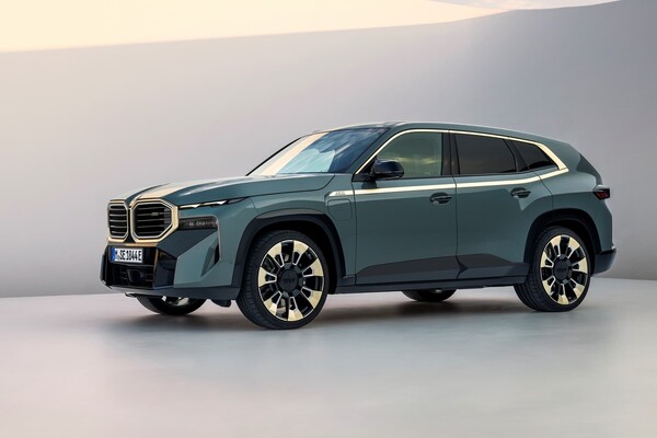 BMW XM mostrando su perfil elegante y estética deportiva lateral. BMW XM mostrando su perfil elegante y estética deportiva lateral.