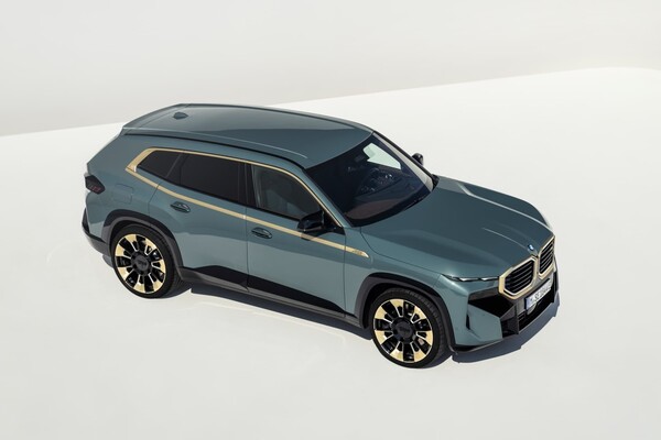 BMW XM visto desde arriba, resaltando su diseño dinámico y techo panorámico. BMW XM visto desde arriba, resaltando su diseño dinámico y techo panorámico.