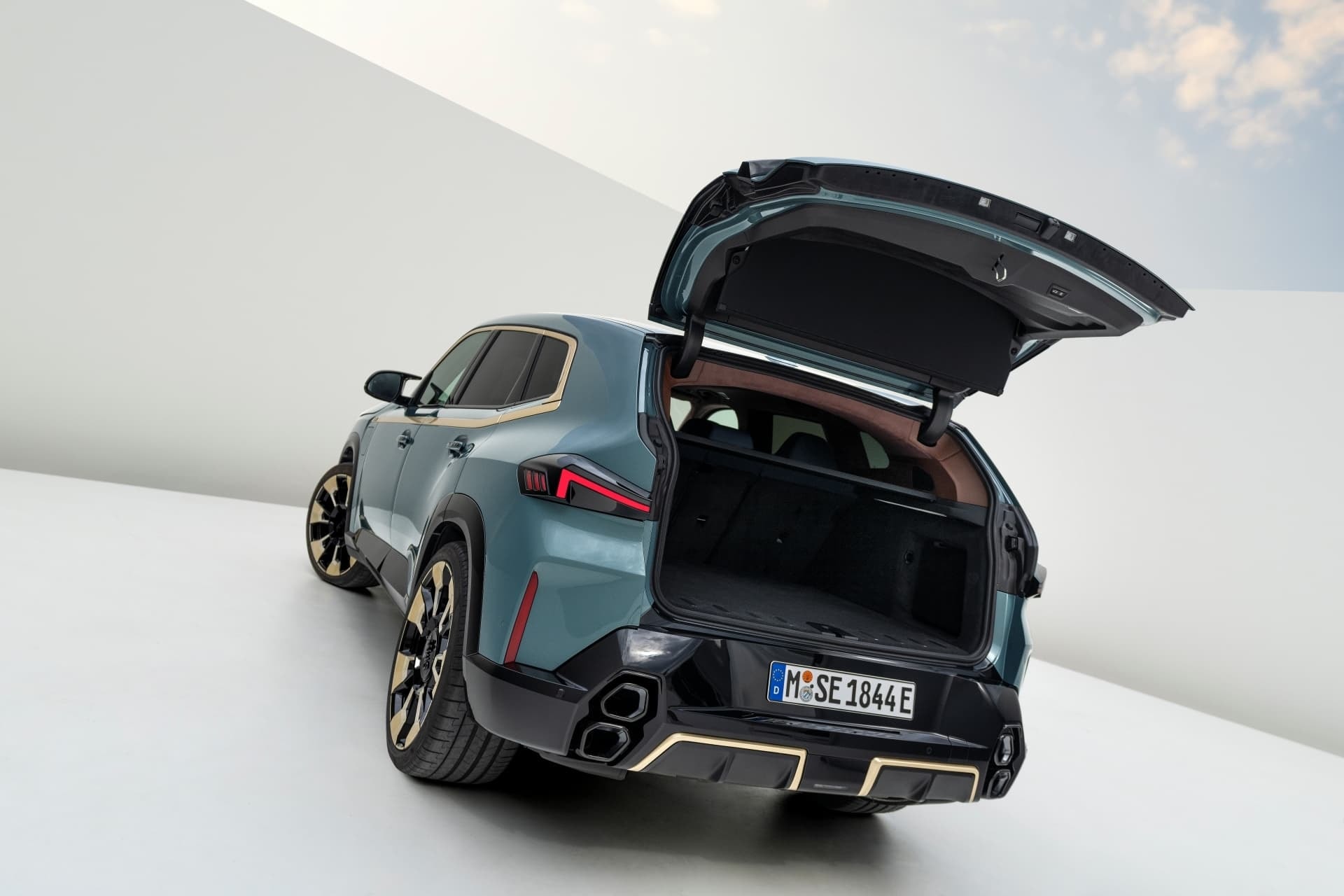 BMW XM con maletero abierto, mostrando capacidad de carga