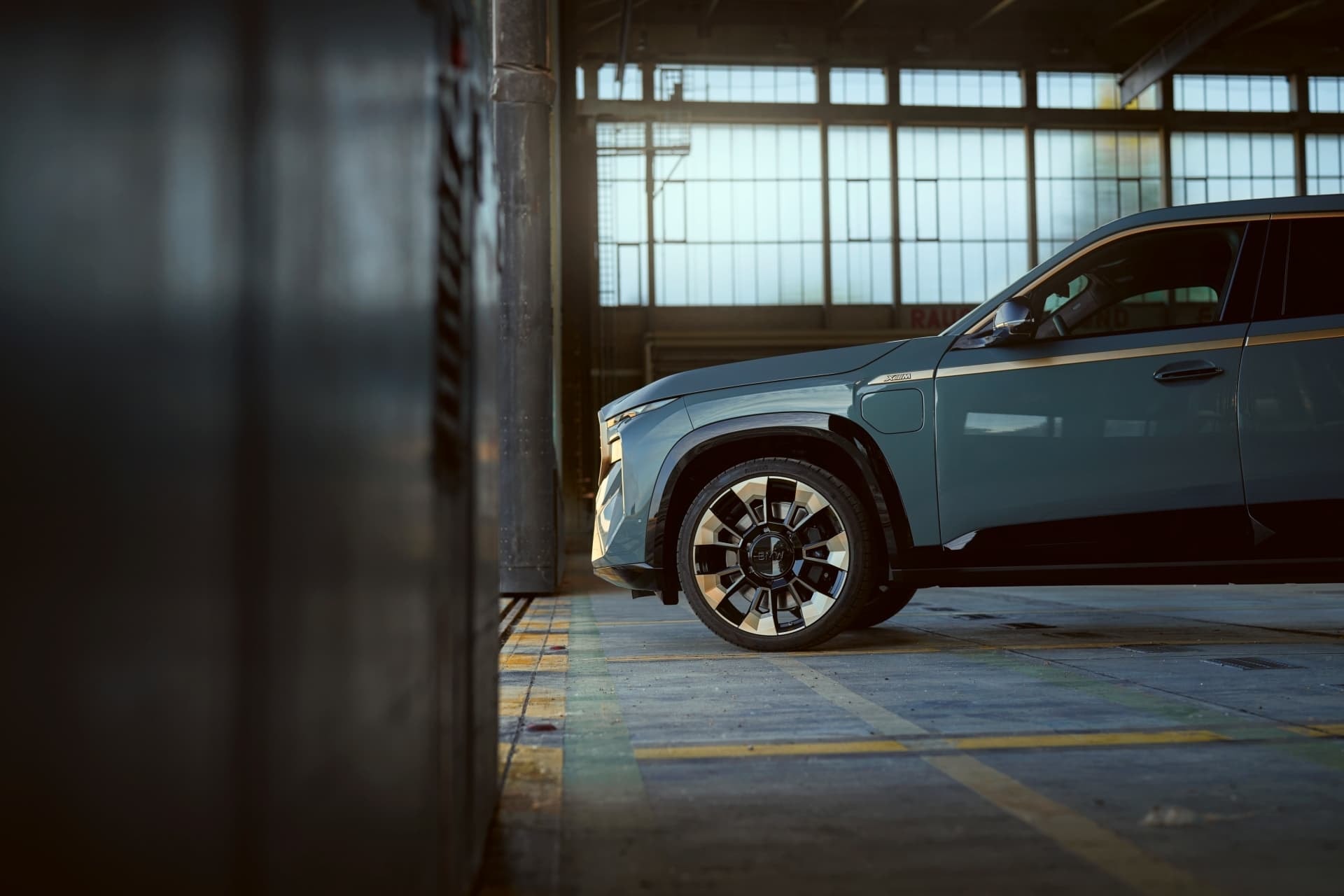 Perfil del BMW XM aparcado, con énfasis en su robustez y estilo