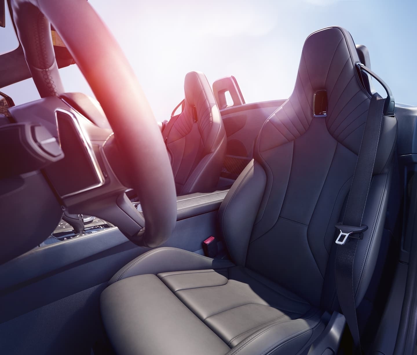 Asientos de cuero en la cabina del BMW Z4, combinando confort y estilo deportivo.