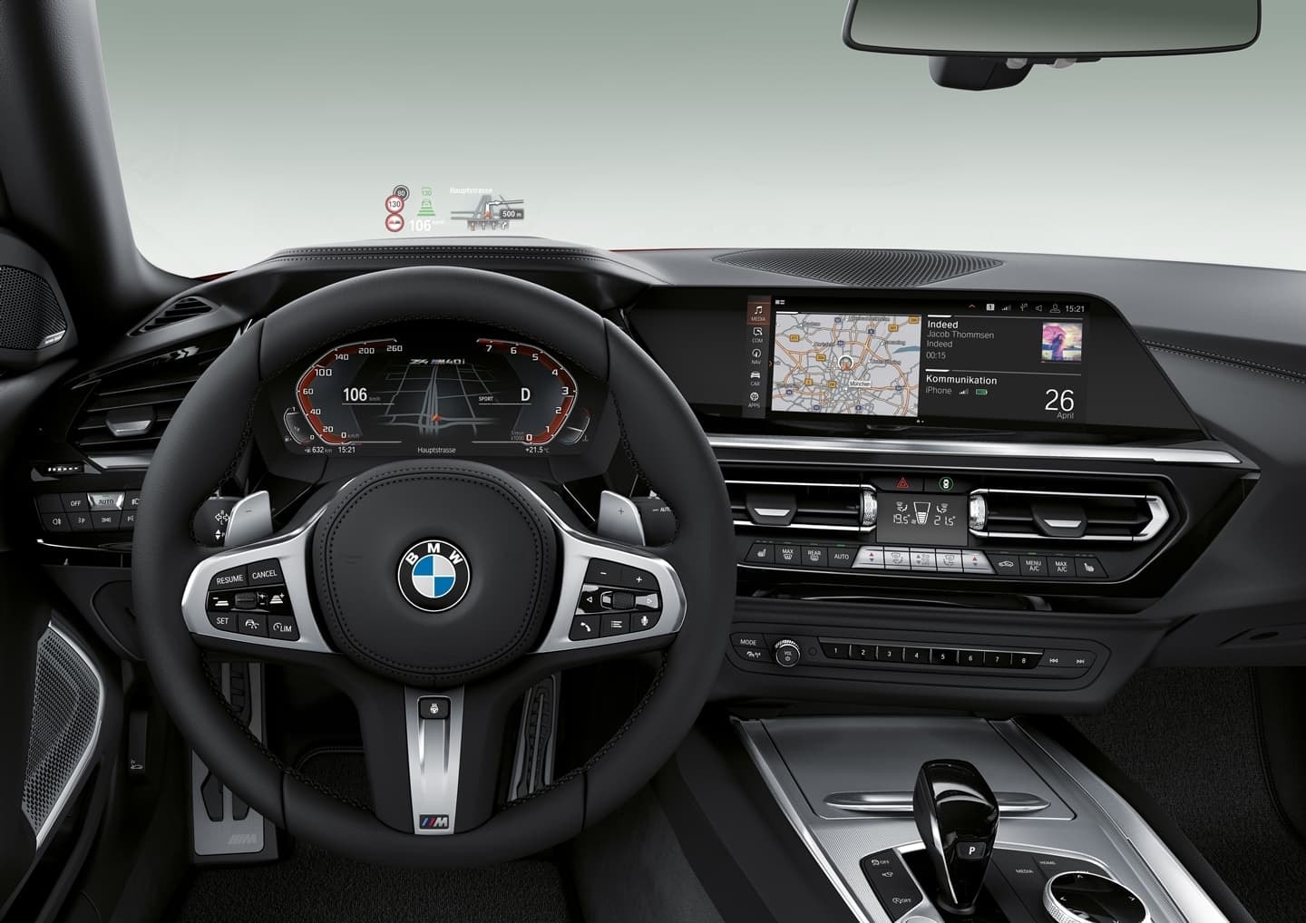 Cabina del BMW Z4 con enfoque en el volante y sistema de infoentretenimiento.