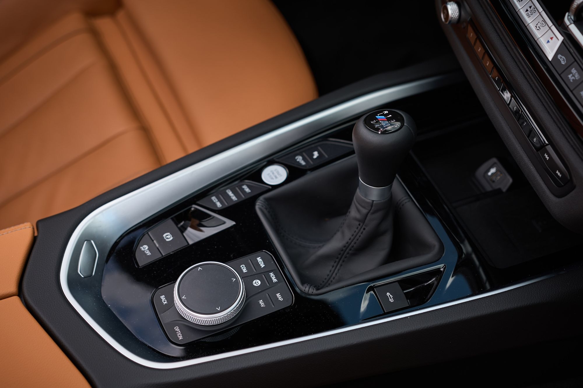 Vista frontal del Z4, un coche deportivo que atrae miradas.