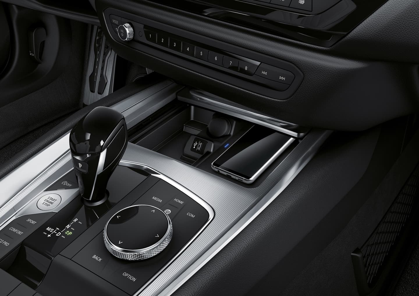 Meticulosa vista de la consola central del BMW Z4 con sus controles y palanca de cambios.