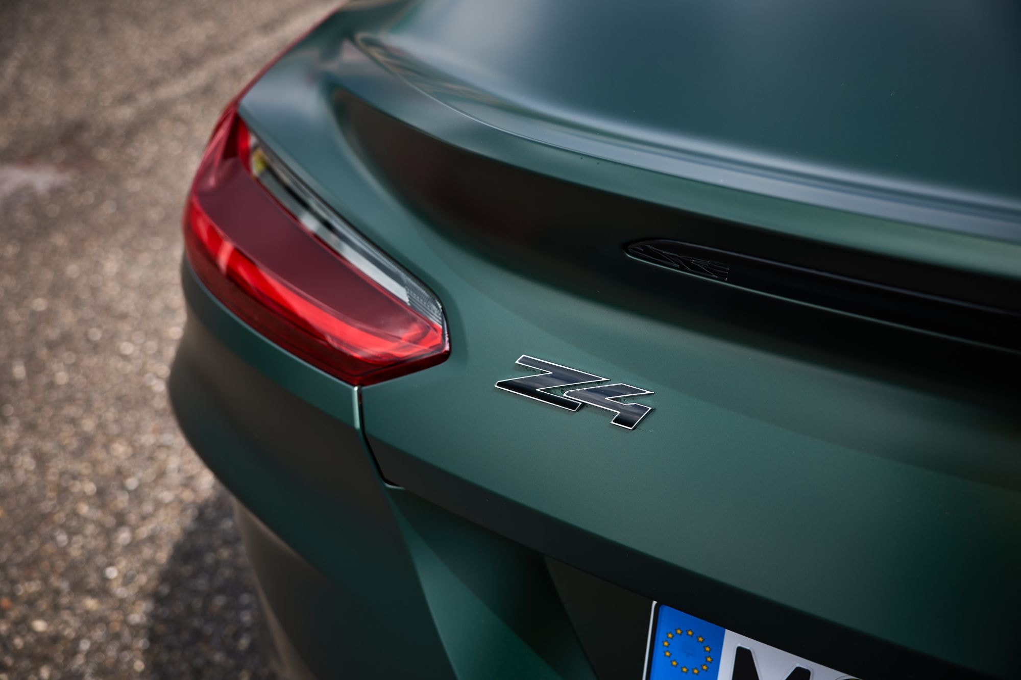 Detalle del logo trasero del BMW Z4, realzando su estilo.