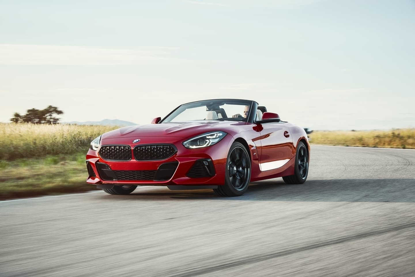 Vista dinámica del BMW Z4 enfatizando su diseño agresivo y deportivo