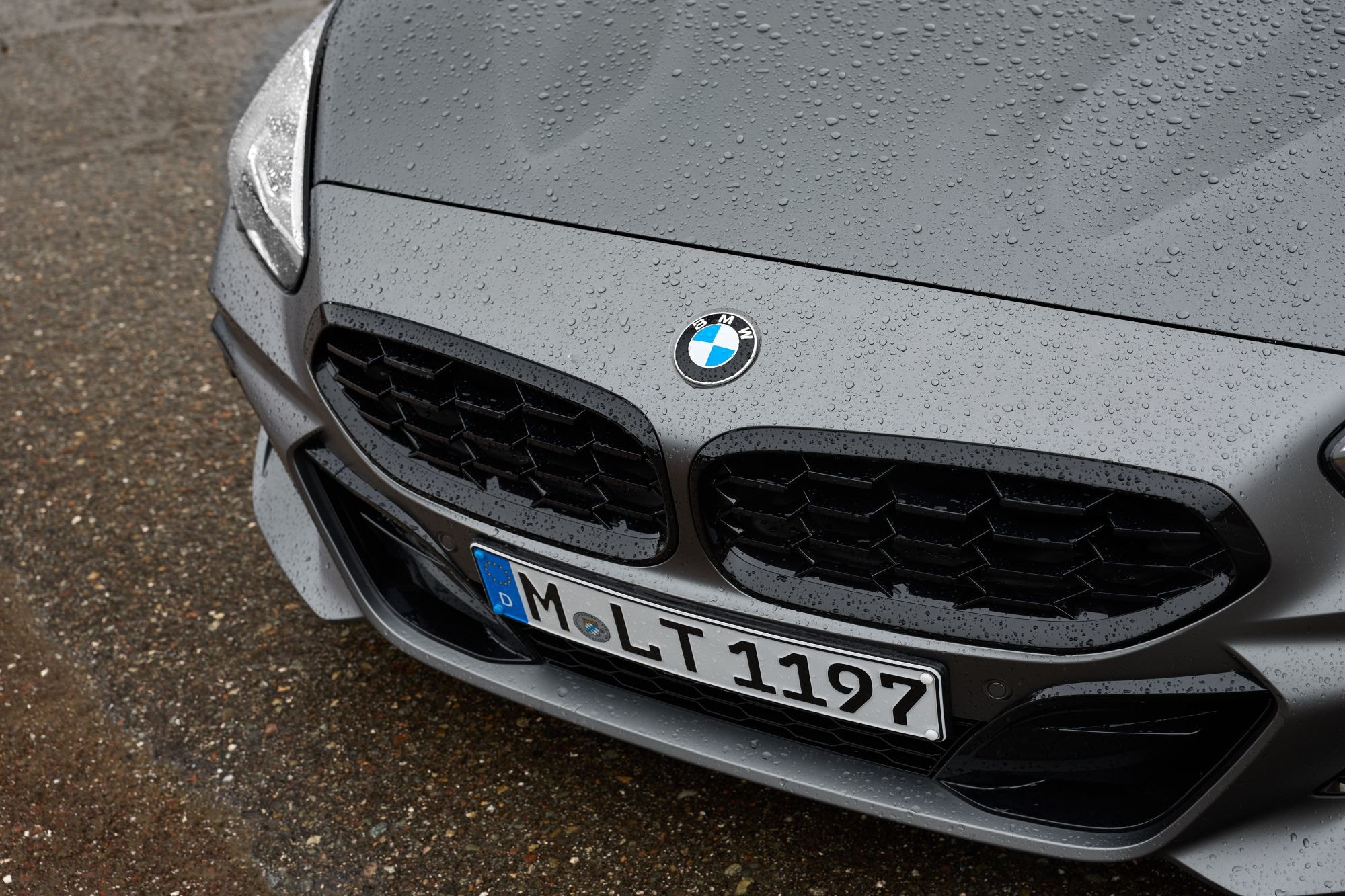 Vista dinámica del BMW Z4, mostrando su diseño y agilidad