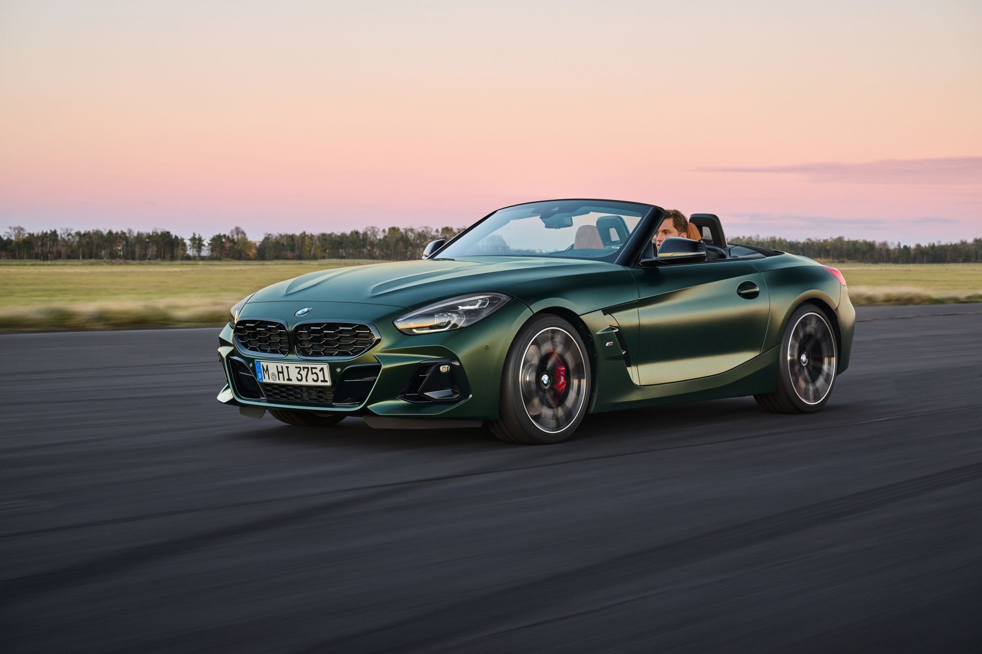 BMW Z4 en movimiento, exhibiendo su poderosa imagen frontal.