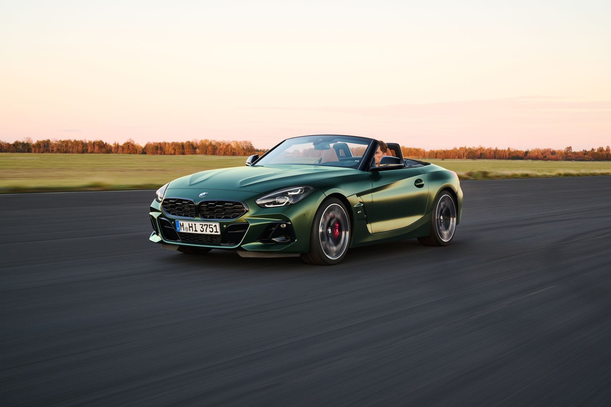 Perfil lateral del BMW Z4, mostrando su silueta deportiva.