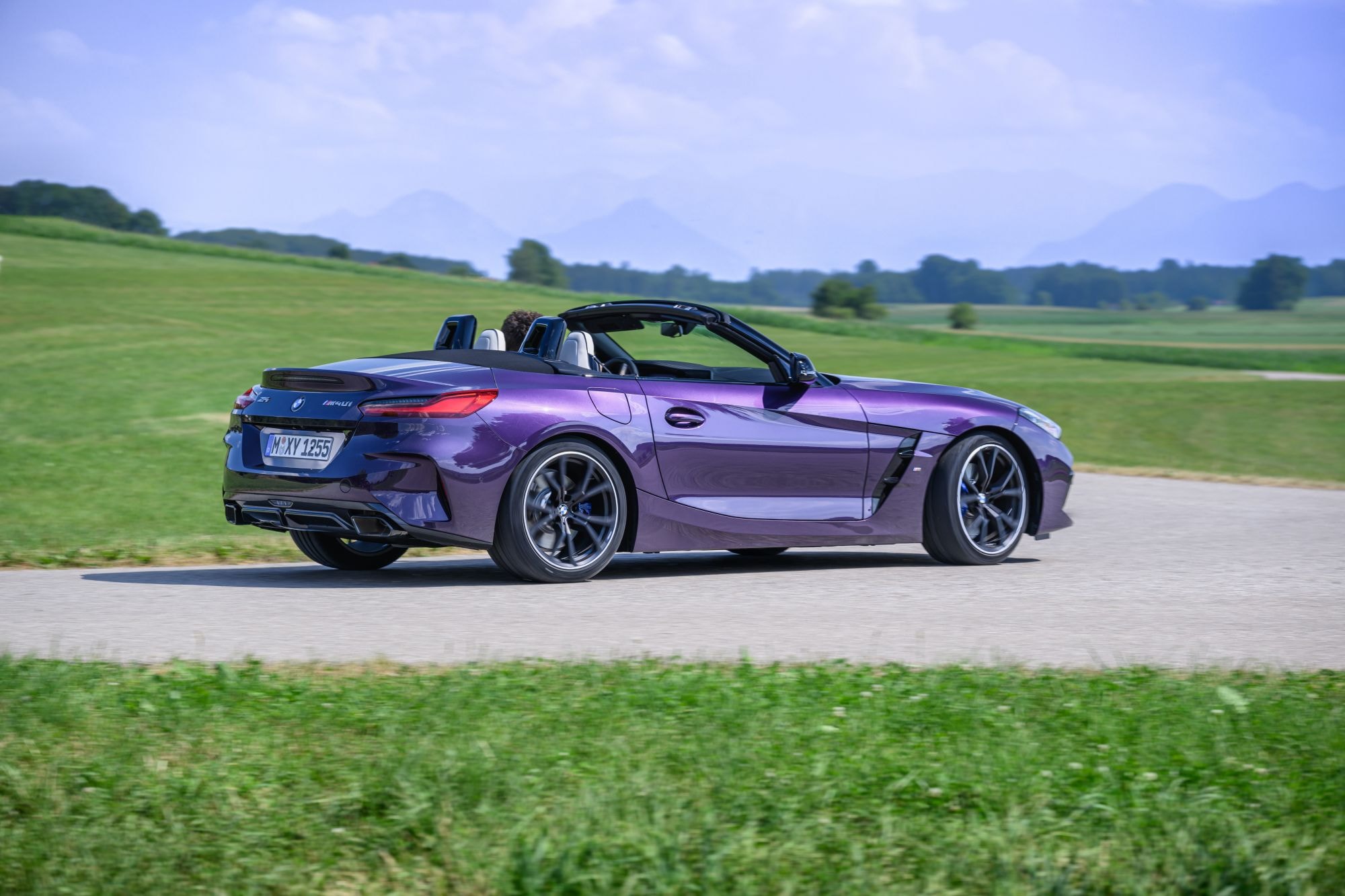 Z4 morado en movimiento, combinando elegancia con deportividad.