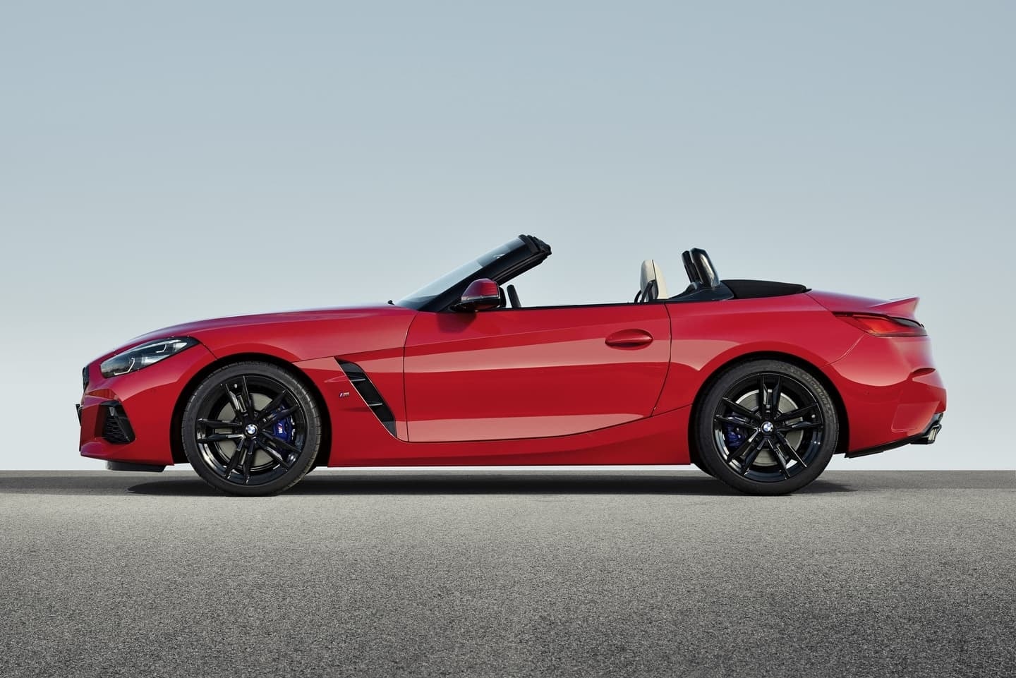Perfil del BMW Z4 destacando su silueta baja y deportiva
