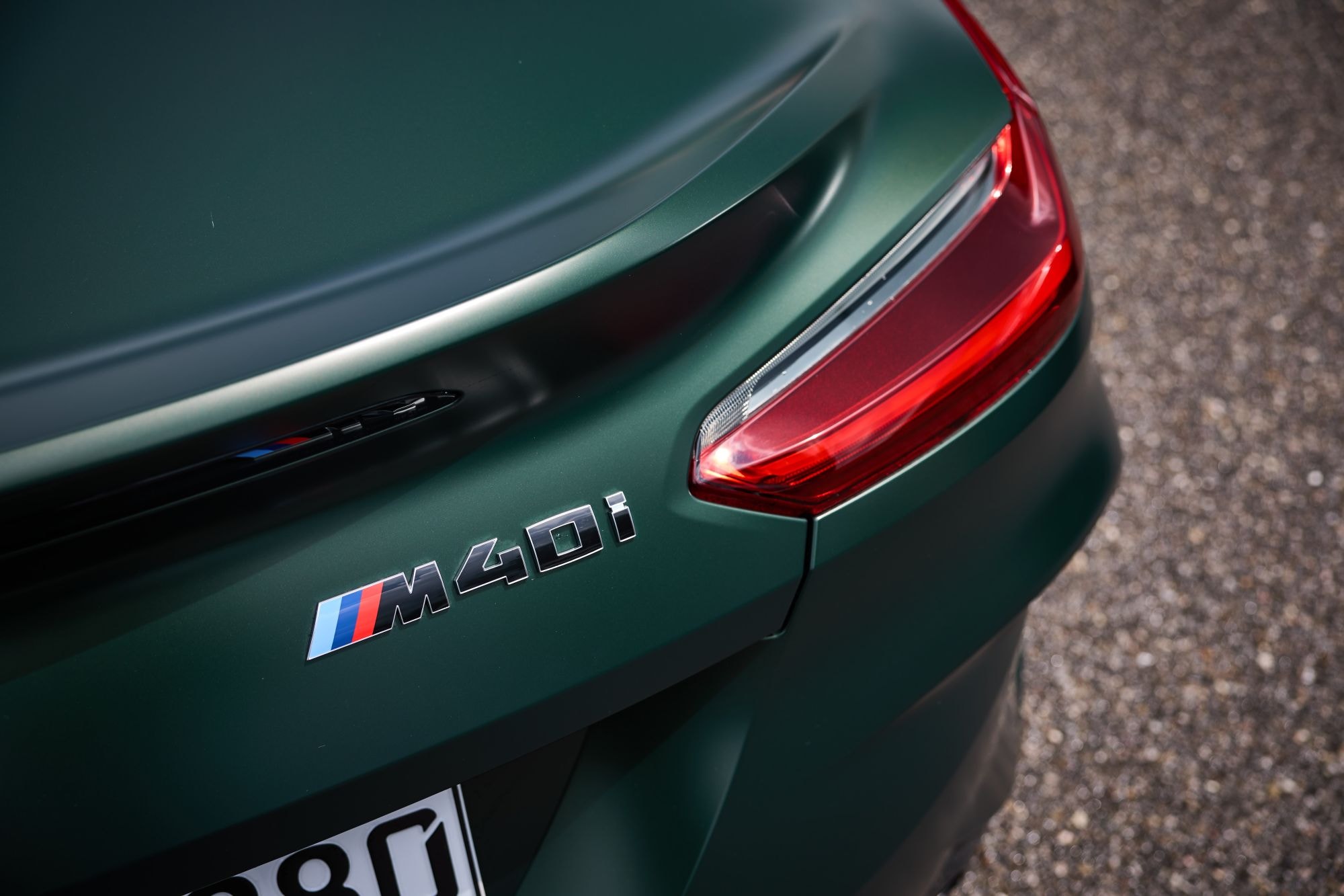 Vista trasera del BMW Z4, destacando su diseño elegante.