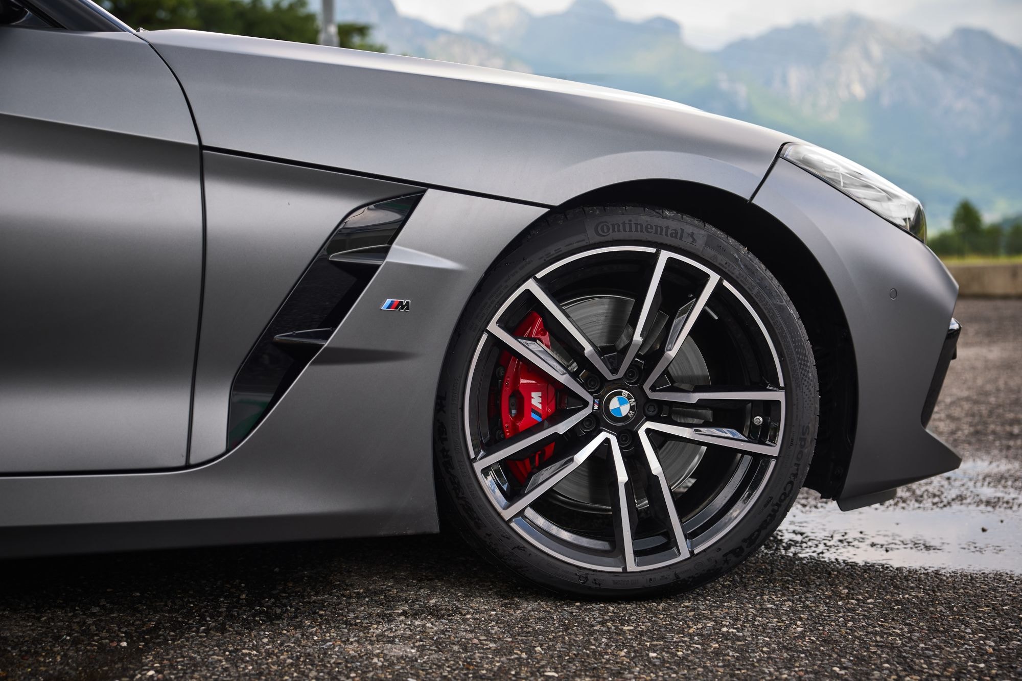 Vista trasera del BMW Z4, que muestra sus luces distintivas