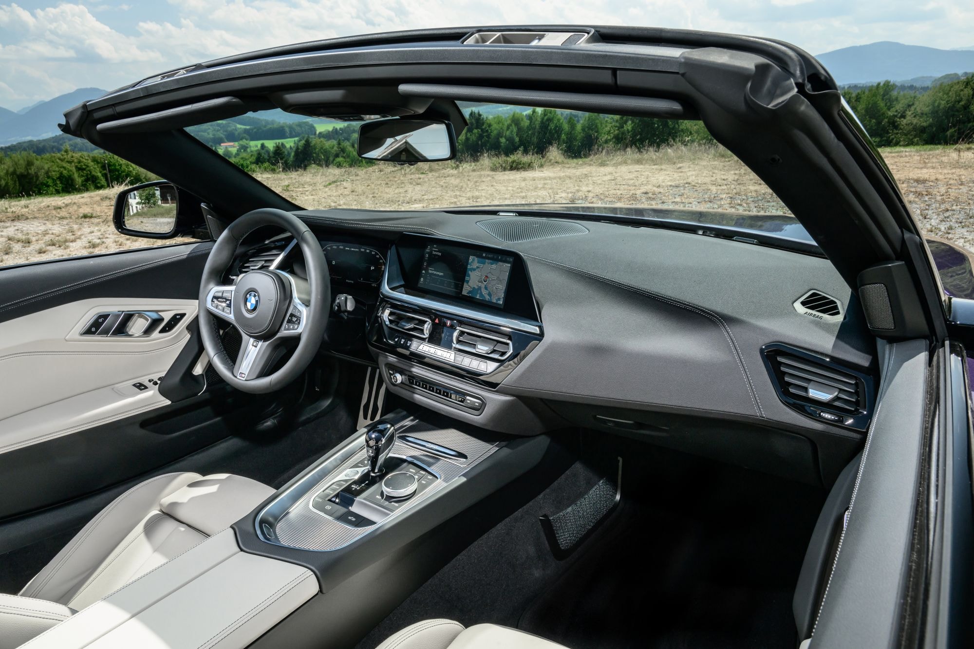 Interior del BMW Z4, destaca su elegante diseño y tecnología avanzada.
