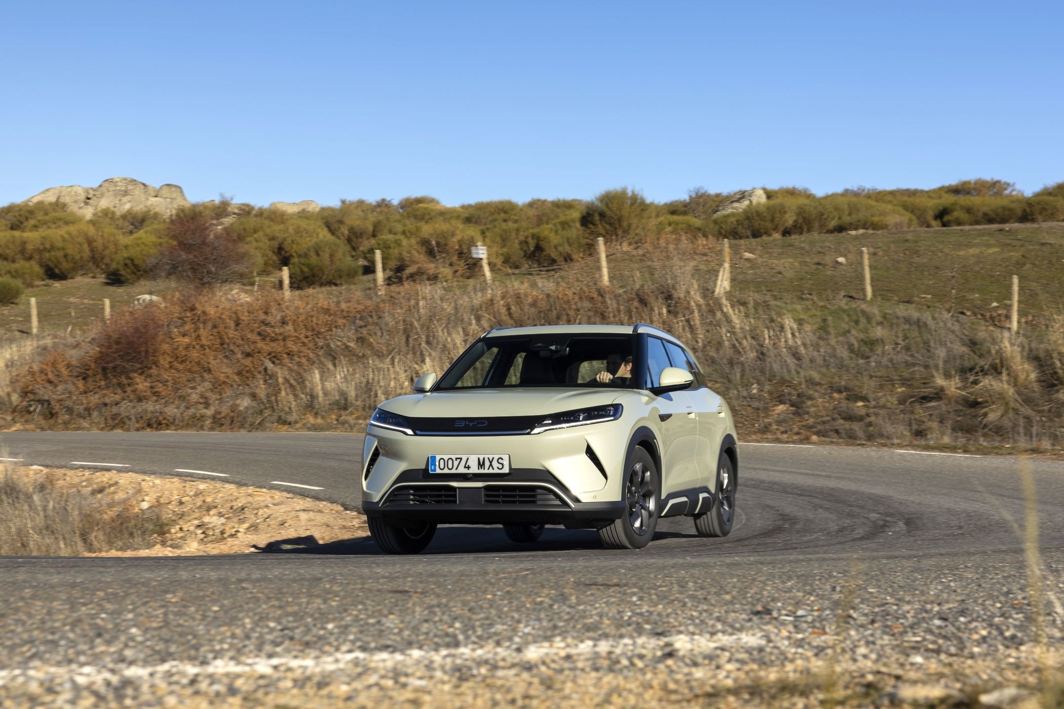 El BYD Atto 2 muestra su diseño carismático en una curva espectacular.