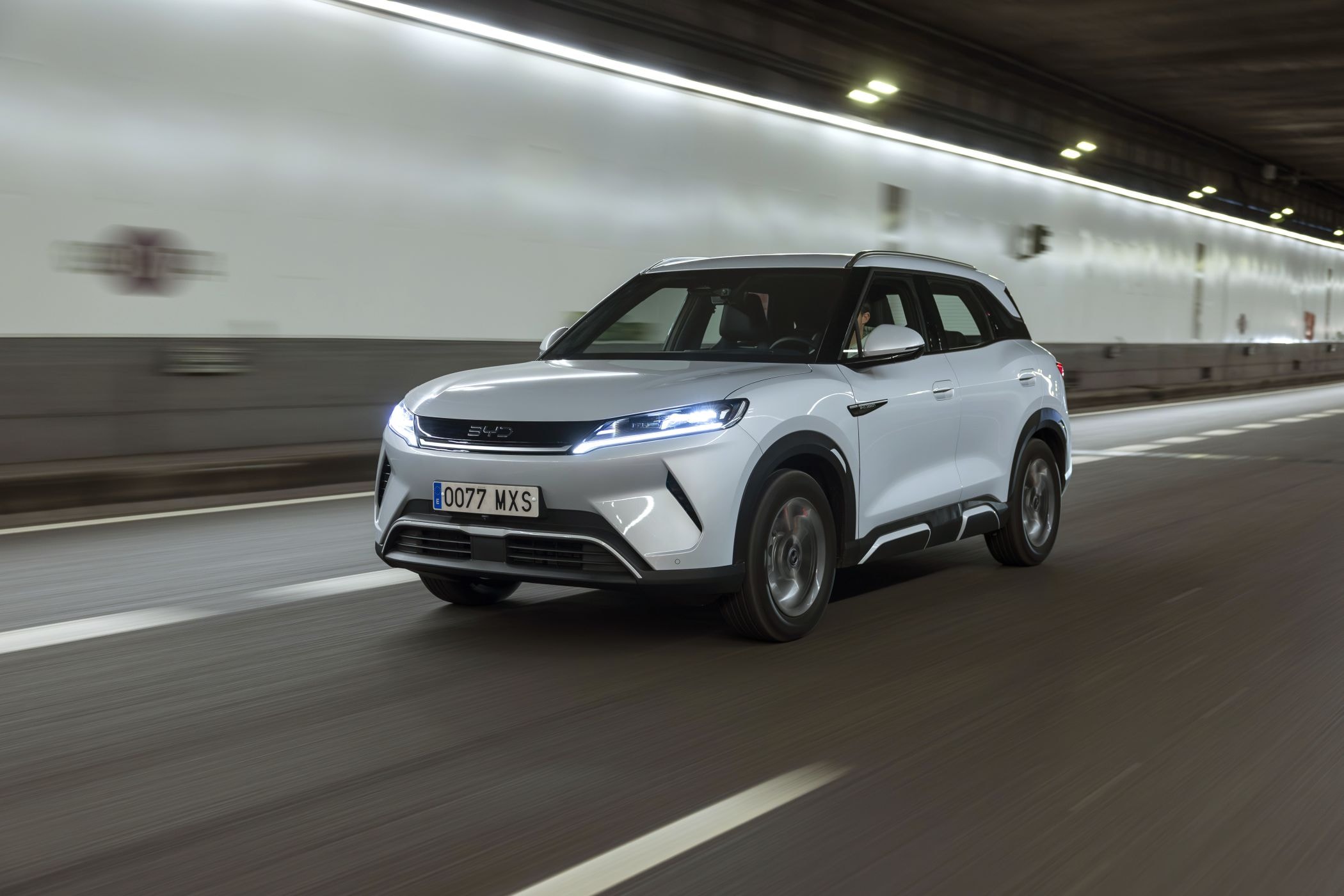 Vista trasera del BYD Atto 2 al atardecer, con iluminación destacada.