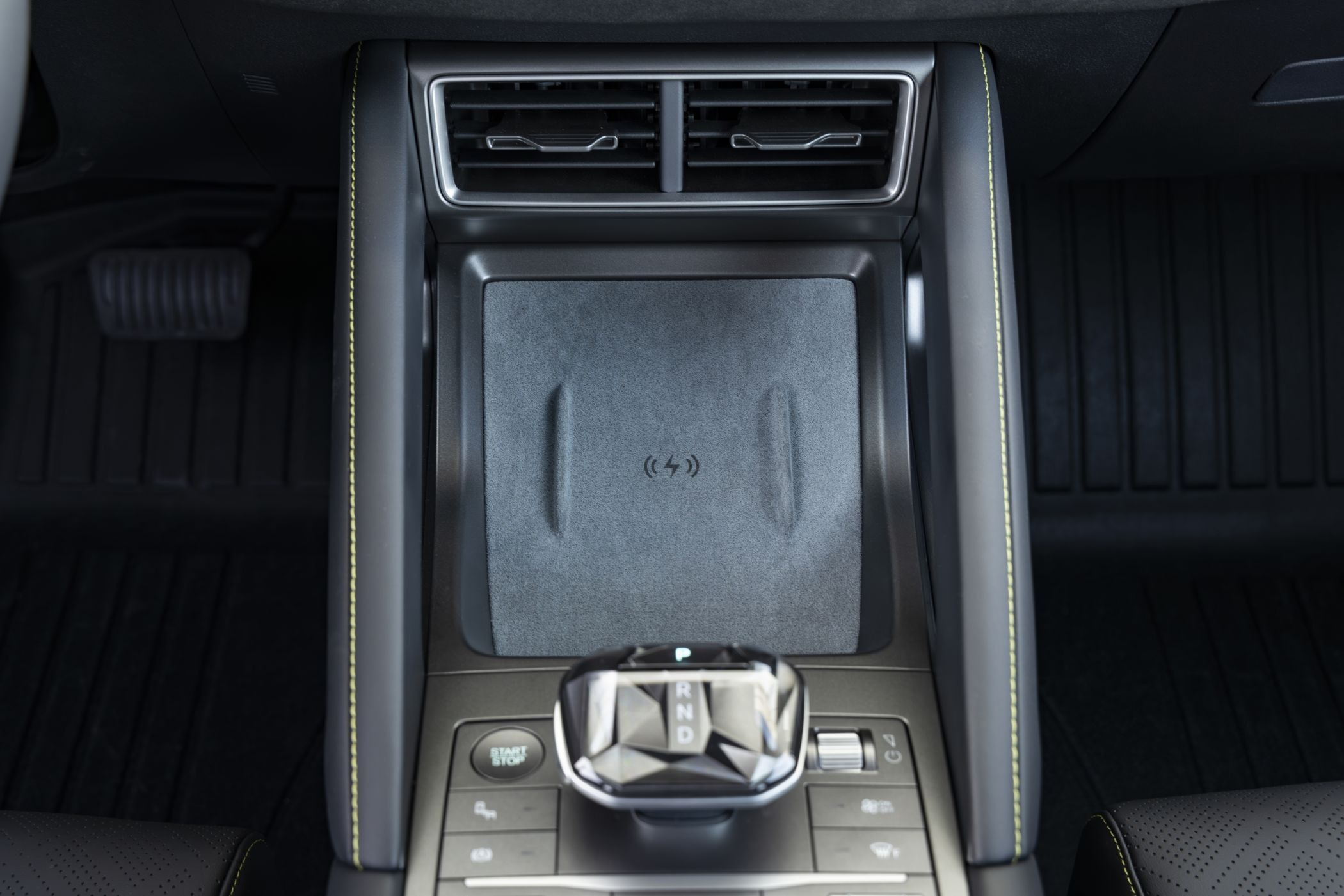 Asientos traseros del BYD Atto 2, ofreciendo gran confort y espacio.