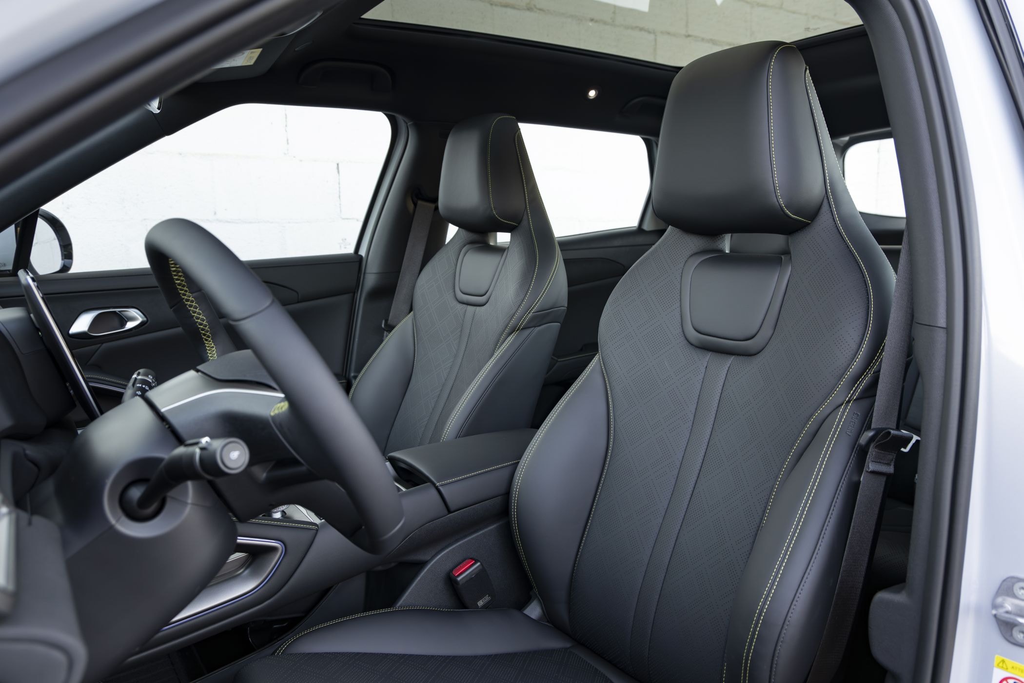 Asientos traseros del BYD Atto 2, con un diseño cómodo y elegante.