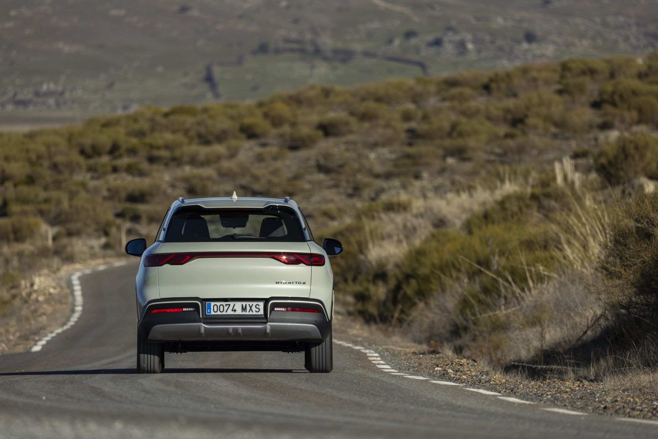 El BYD Atto 2 circulando en autovía, capturando su fuerza y elegancia.