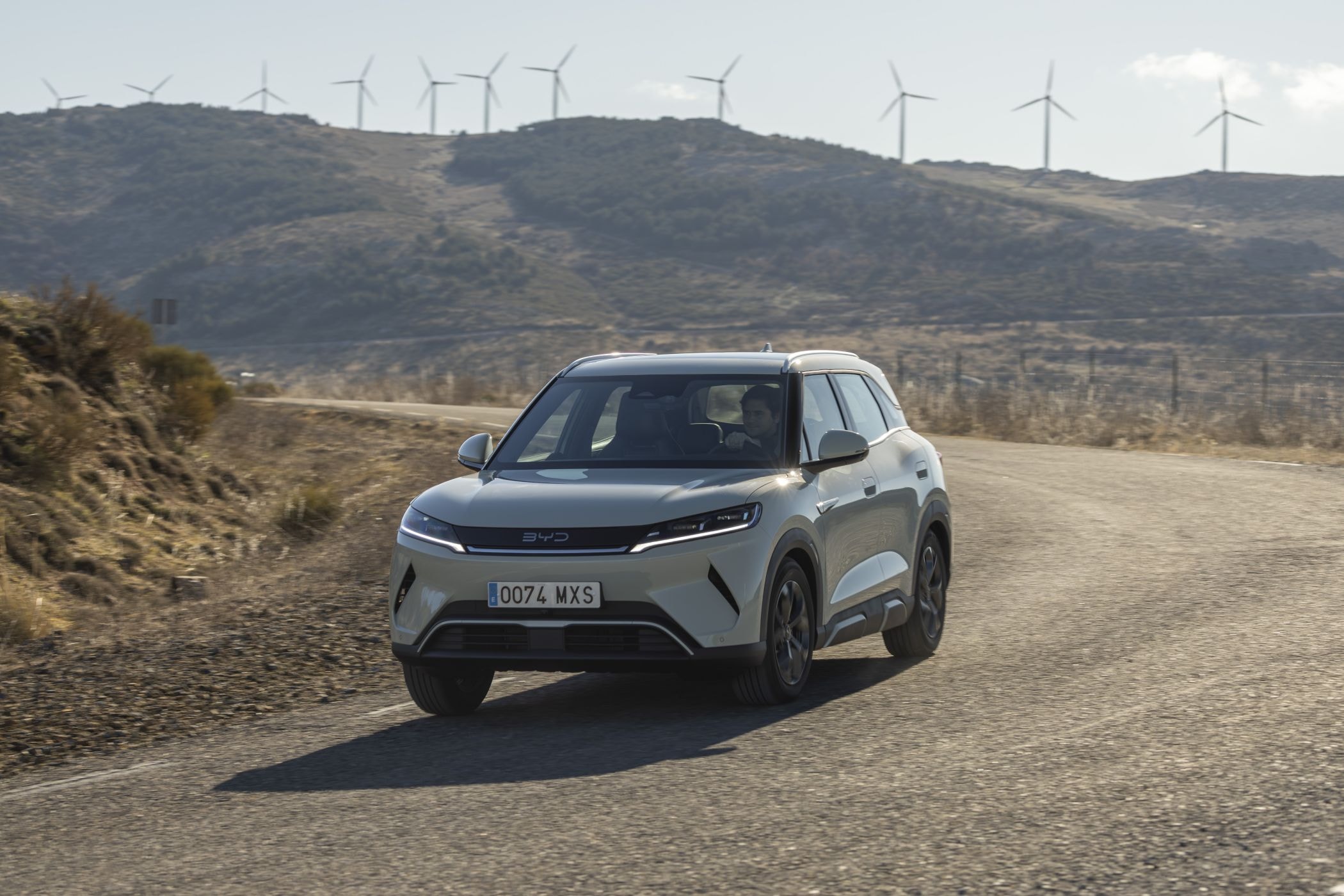 Vista trasera del BYD Atto 2 en un entorno natural, mostrando su versatilidad.