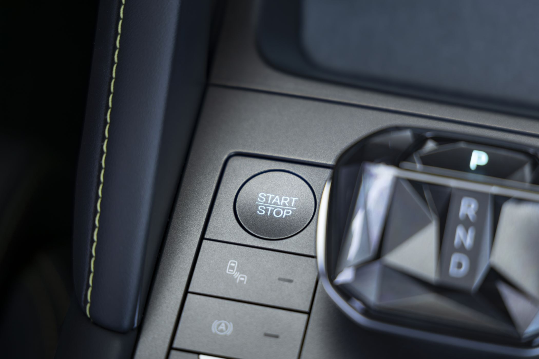 Vista del panel central del BYD Atto 2, con controles intuitivos.