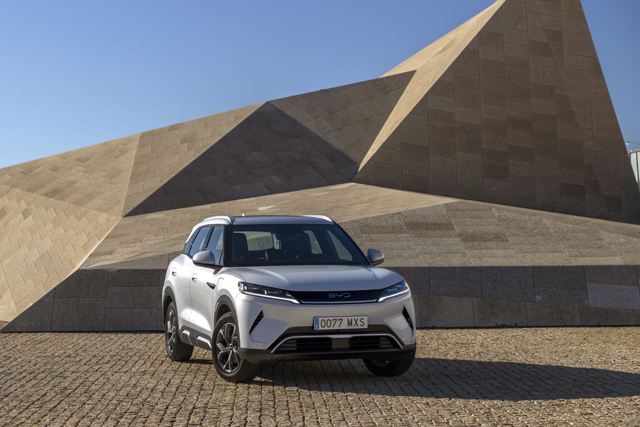 El BYD Atto 2 tomando una curva, mostrando su estabilidad y aerodinámica.