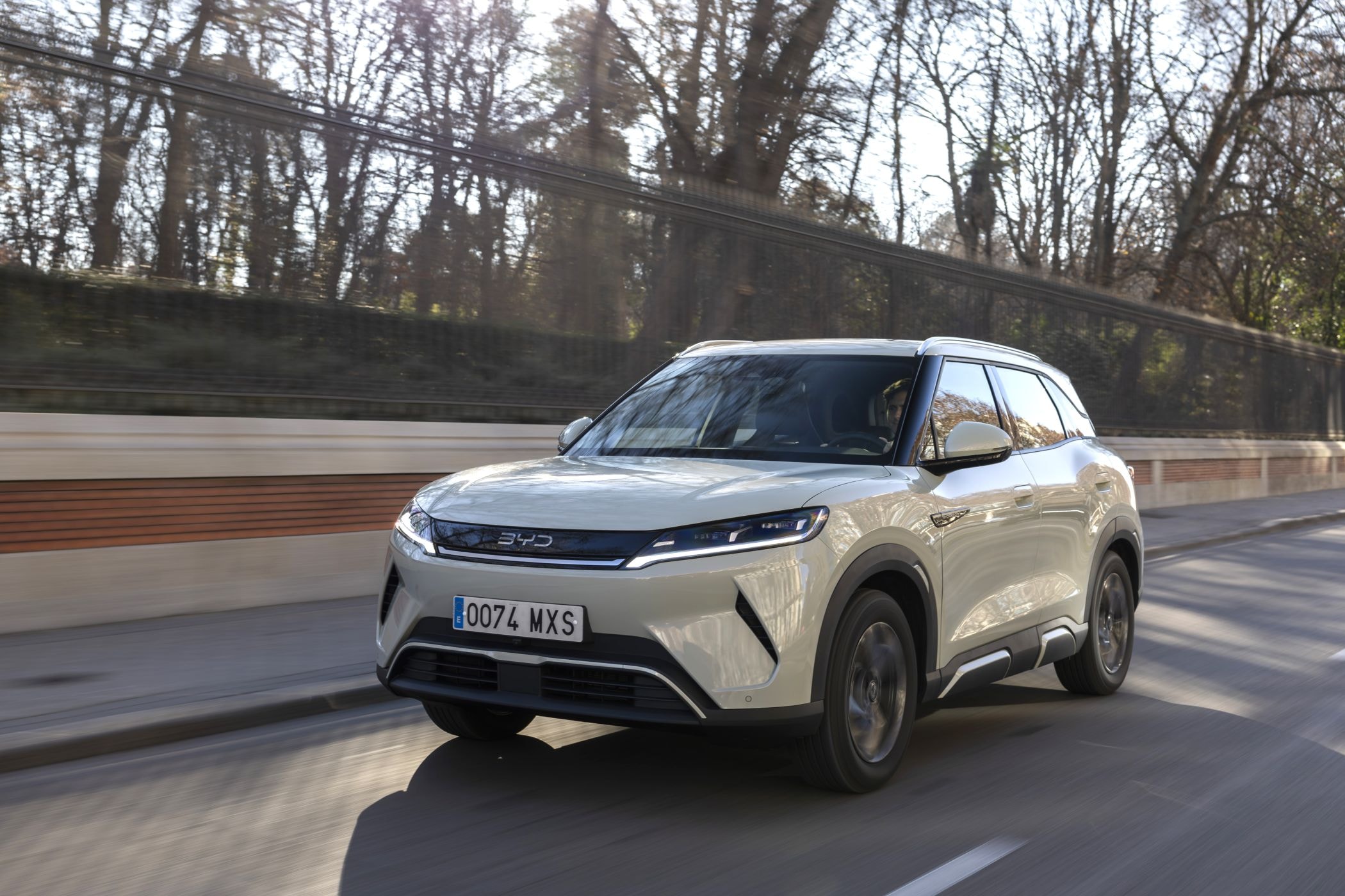 El BYD Atto 2 en un túnel, proyectando una imagen poderosa y moderna.