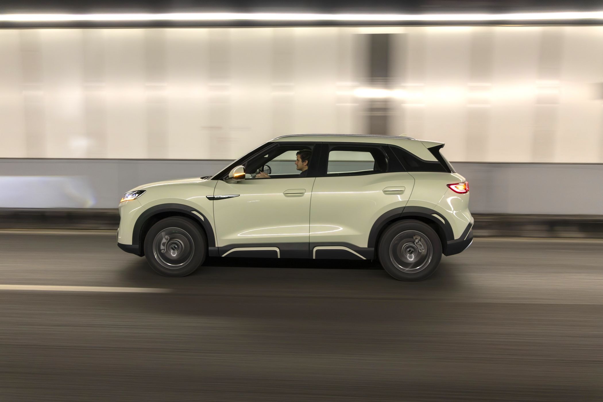 Vista trasera del BYD Atto 2 en un túnel, reflejando su diseño moderno.
