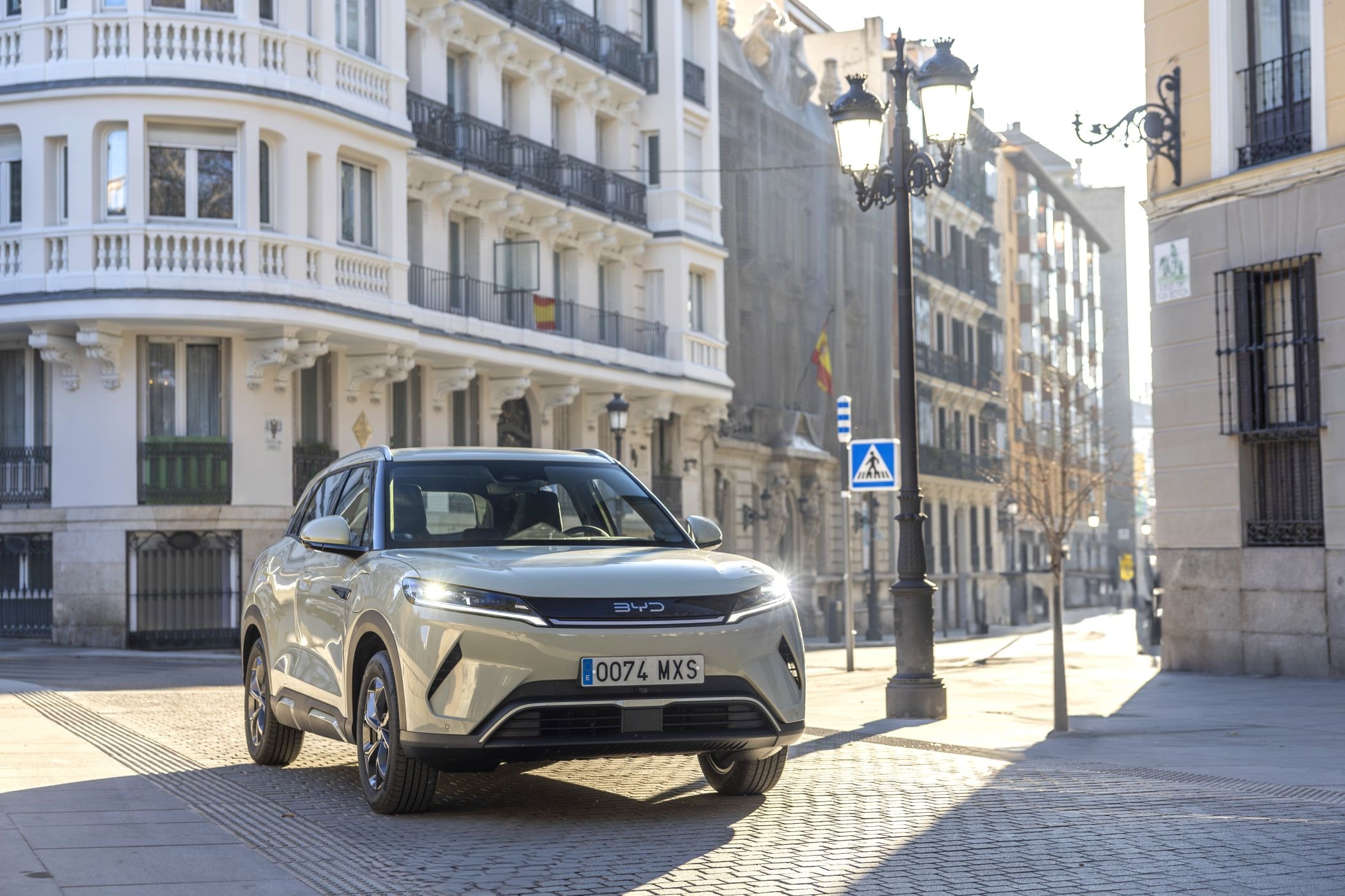 El BYD Atto 2 capturado desde atrás en una autovía, resaltando sus características.