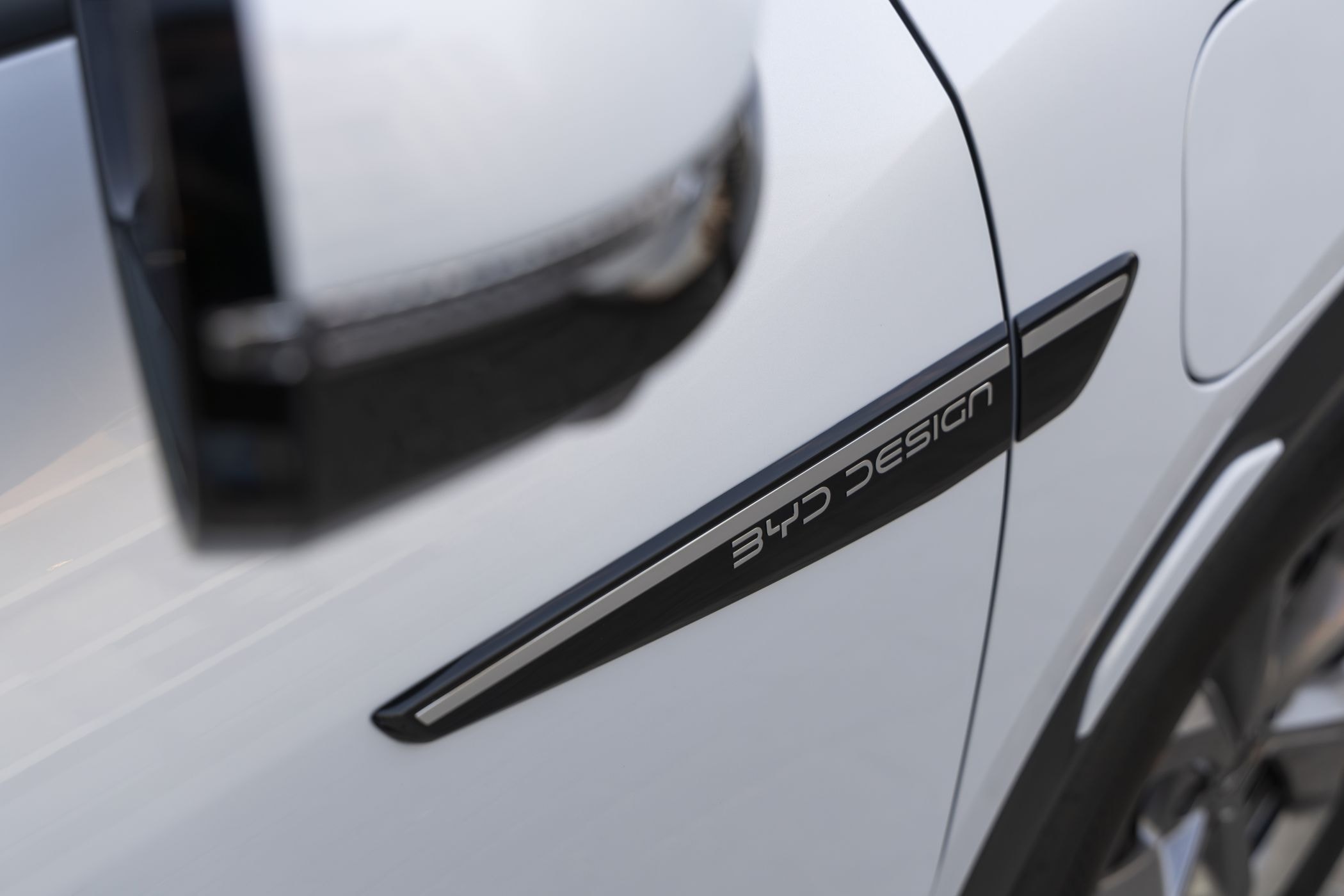 Vista de cerca de un detalle estético del exterior del vehículo.