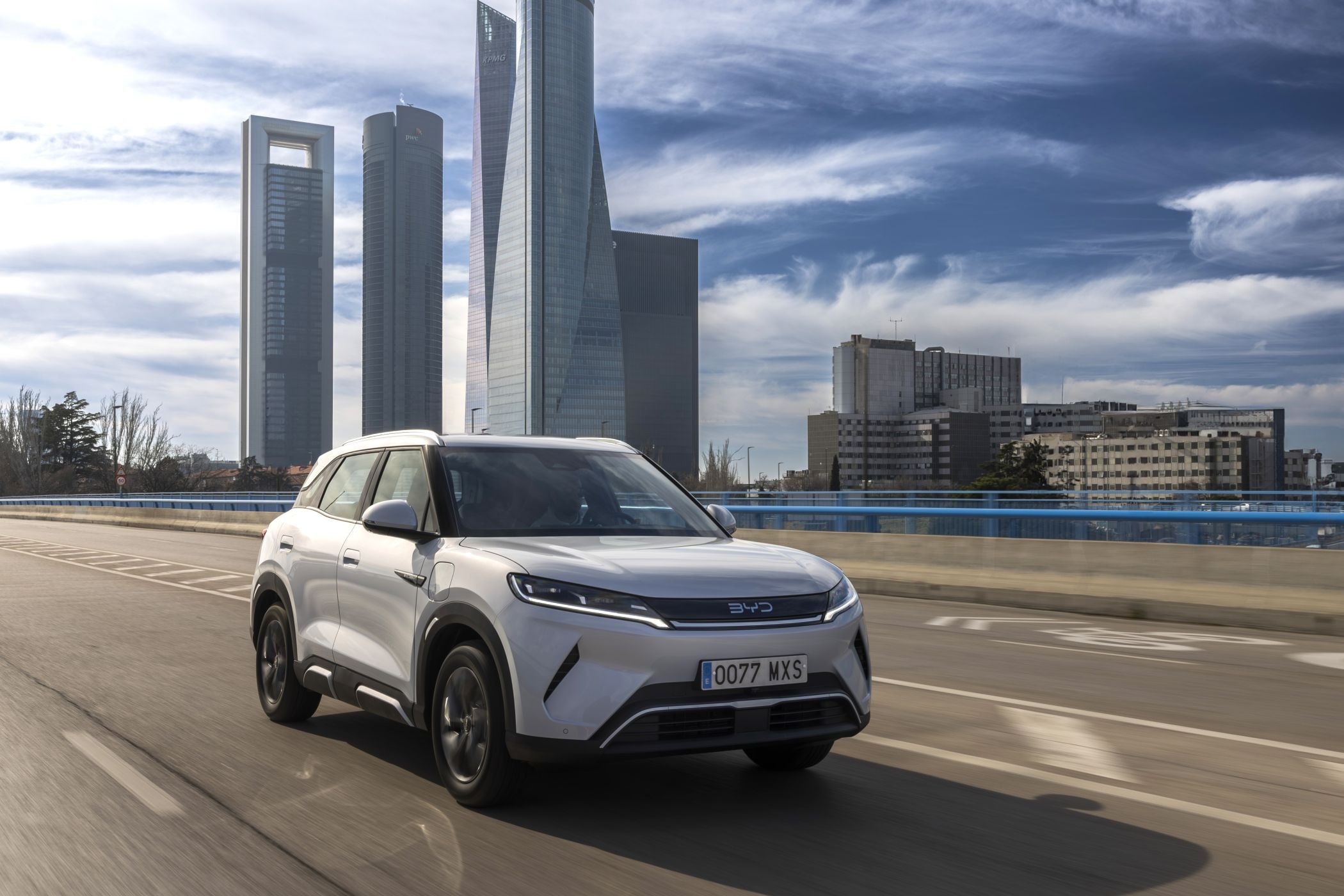 El BYD Atto 2 circulando en una zona boscosa, reflejando su elegancia.