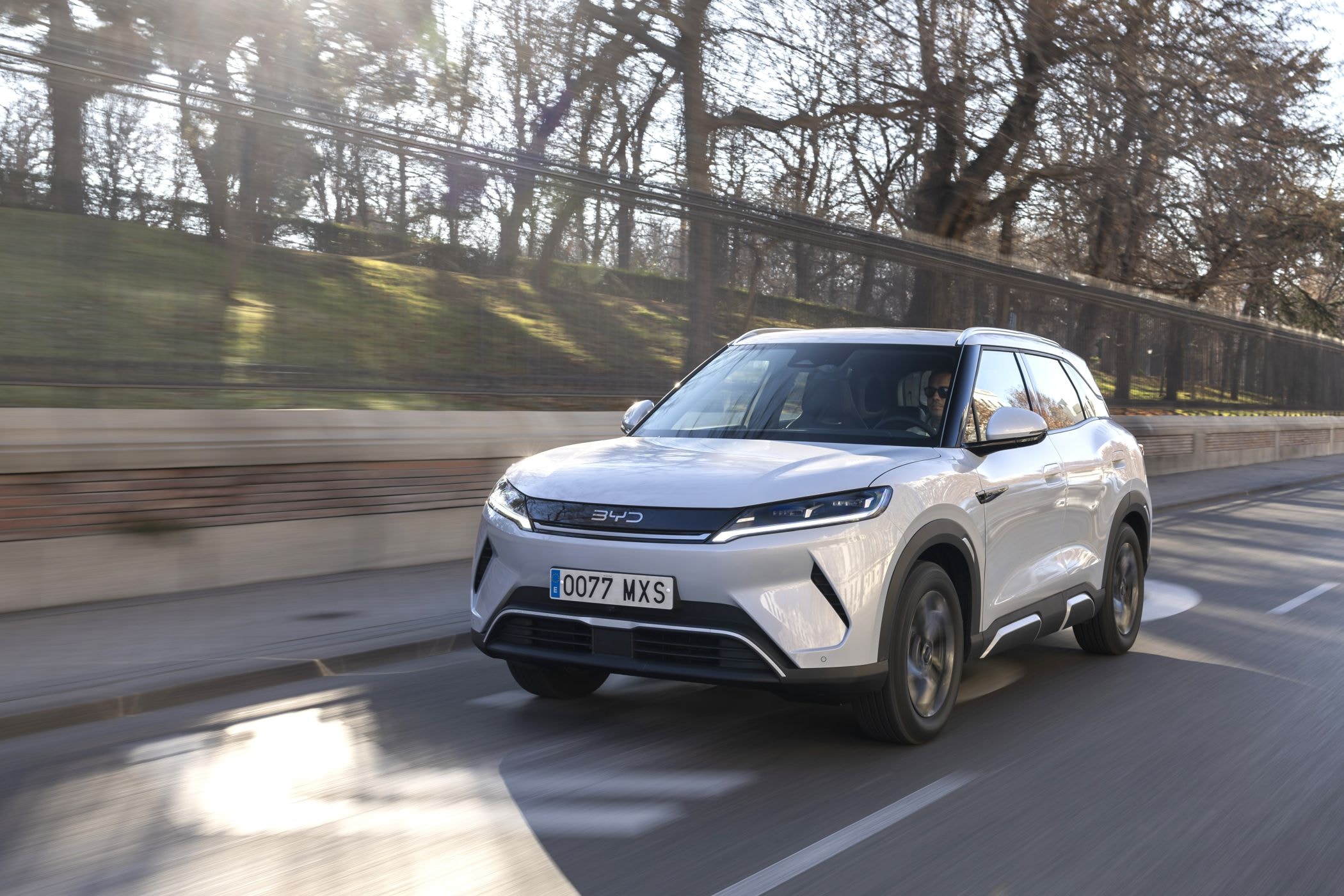 El BYD Atto 2 estacionado en una calle urbana, resaltando su estética contemporánea.