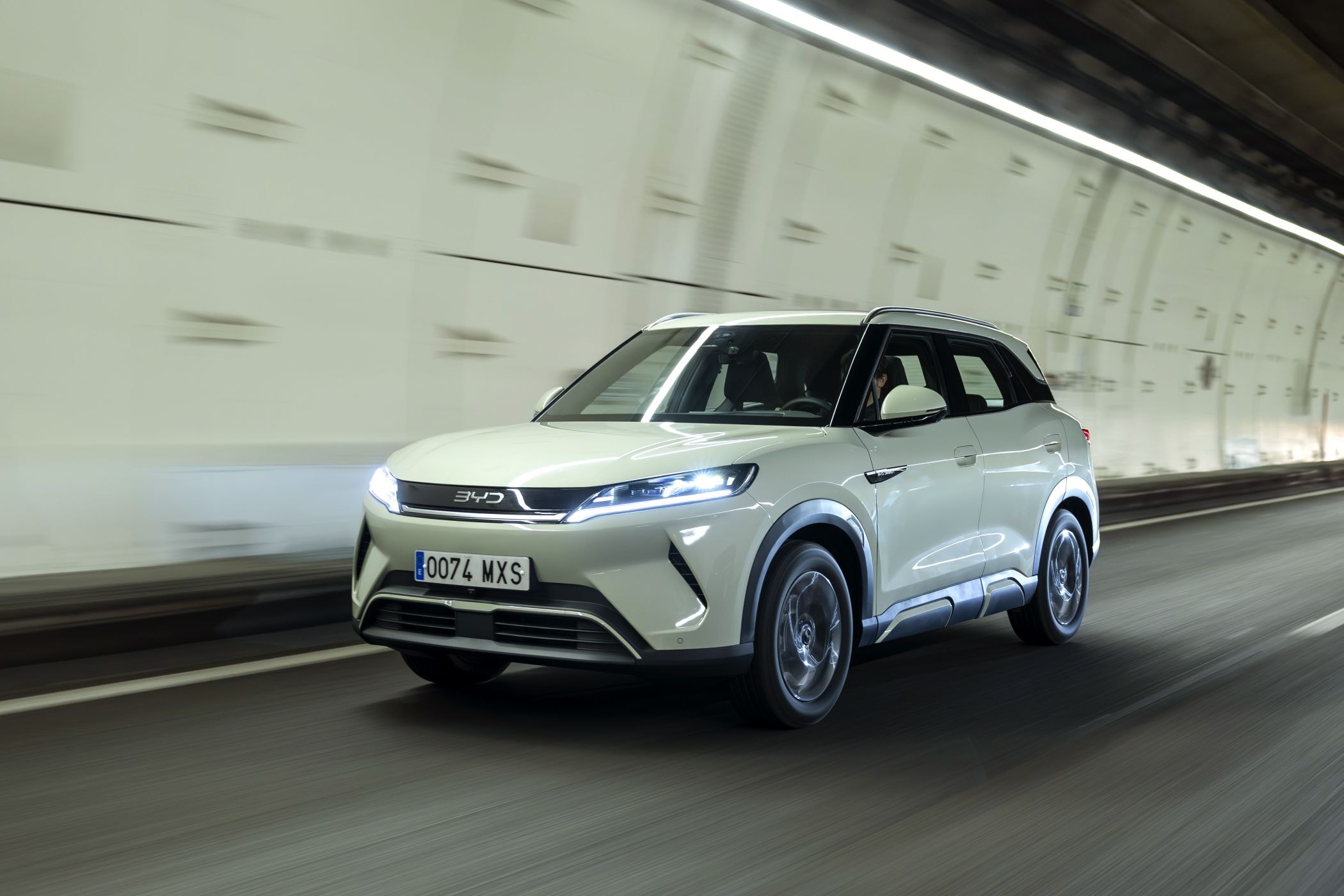 El BYD Atto 2 atravesando calles urbanas, mostrando su sofisticación.